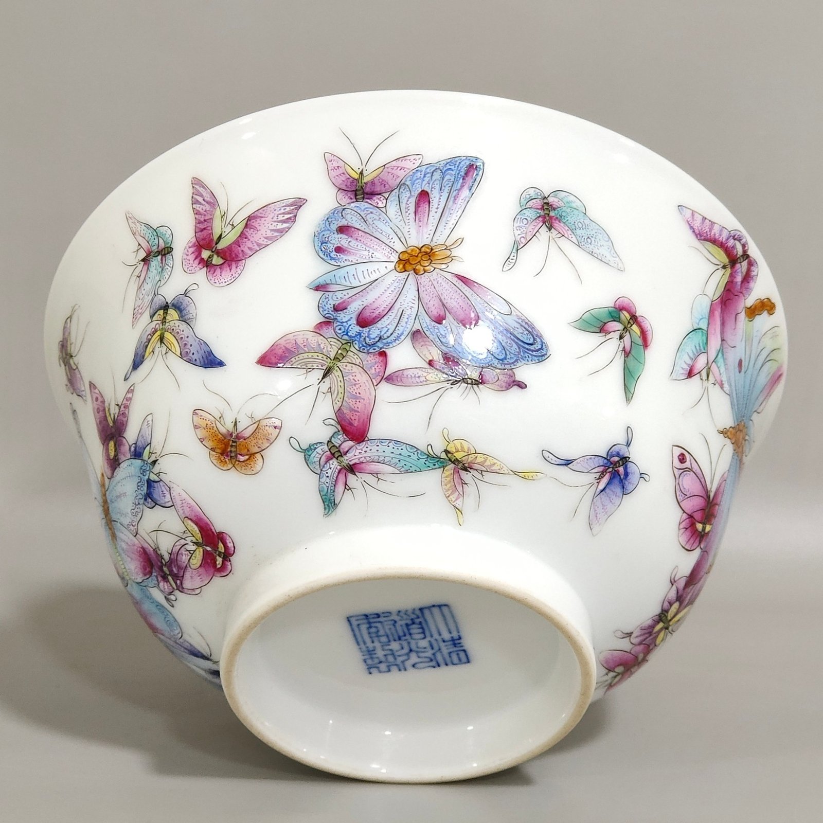 Qing Dynasty Yongzheng Daoguang Hundred Butterfly Bowl