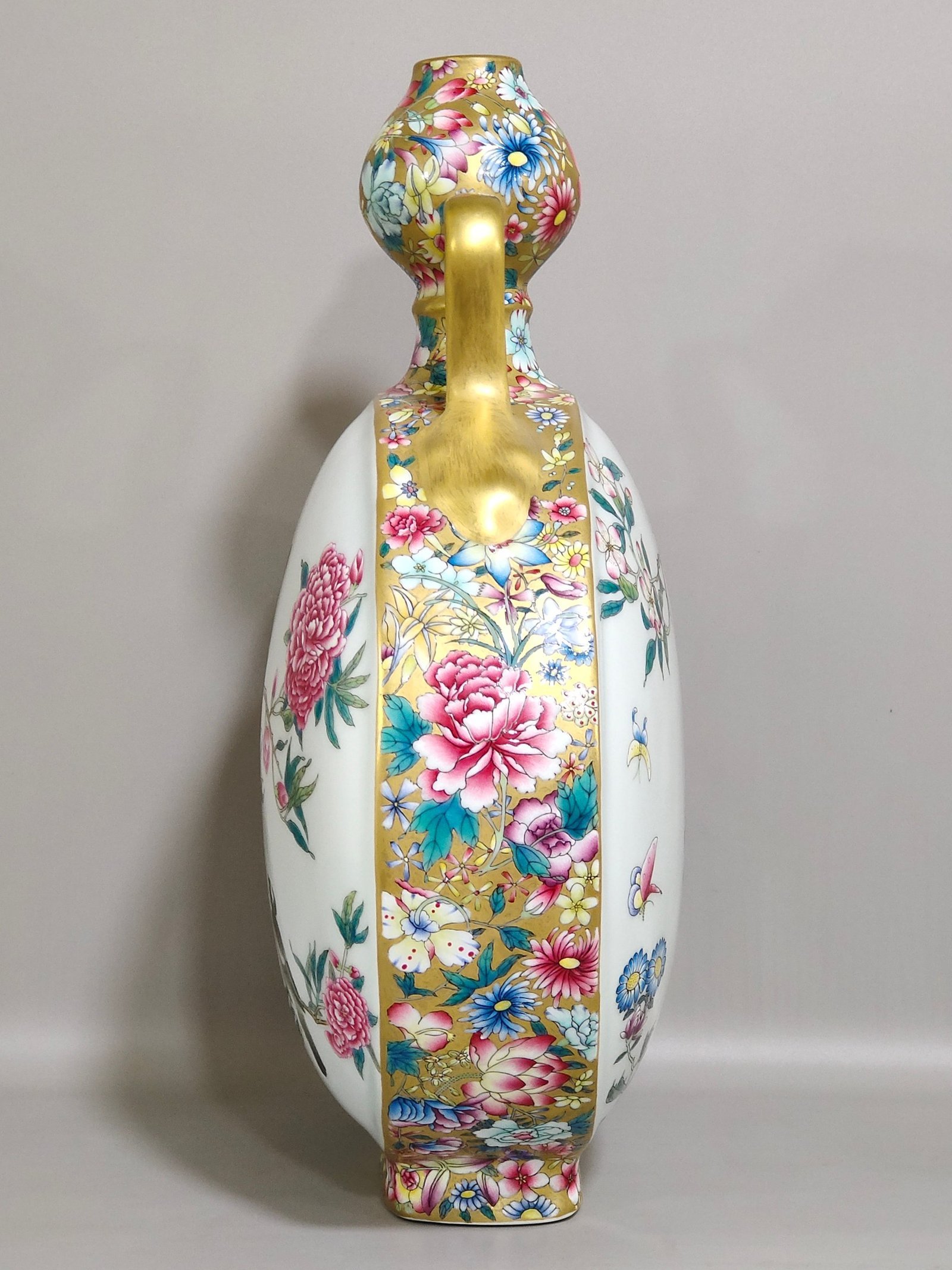 Qing Dynasty Yongzheng Jindi Baihua window vase with flowers and birds holding the moon
