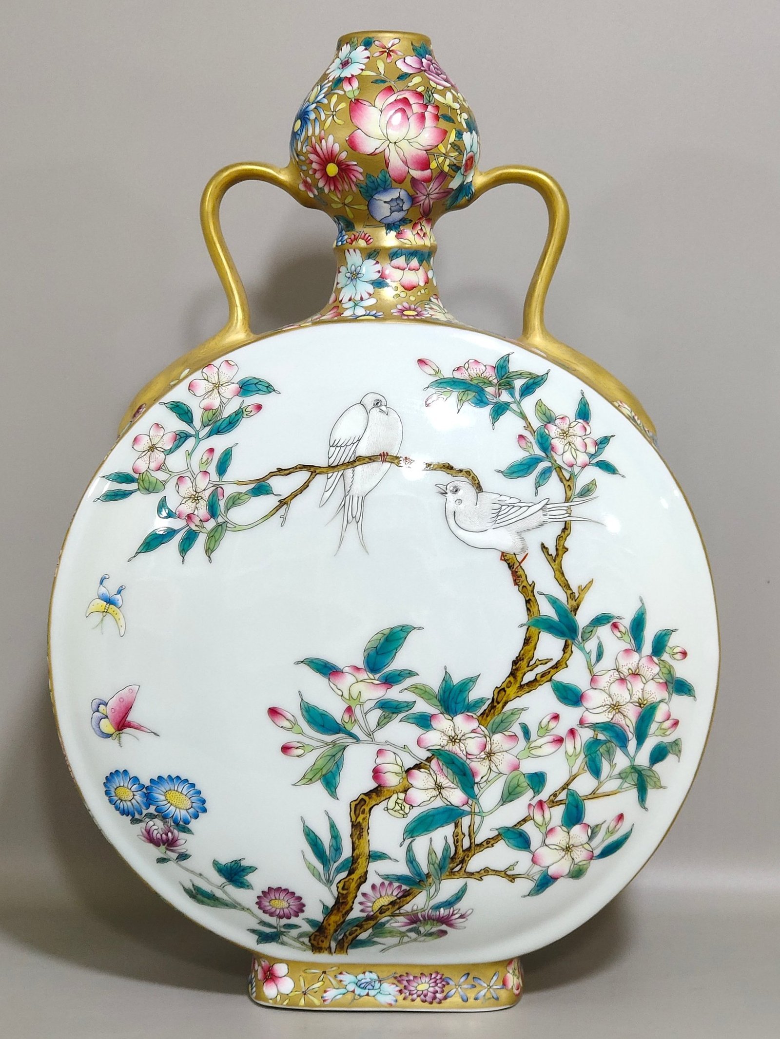 Qing Dynasty Yongzheng Jindi Baihua window vase with flowers and birds holding the moon