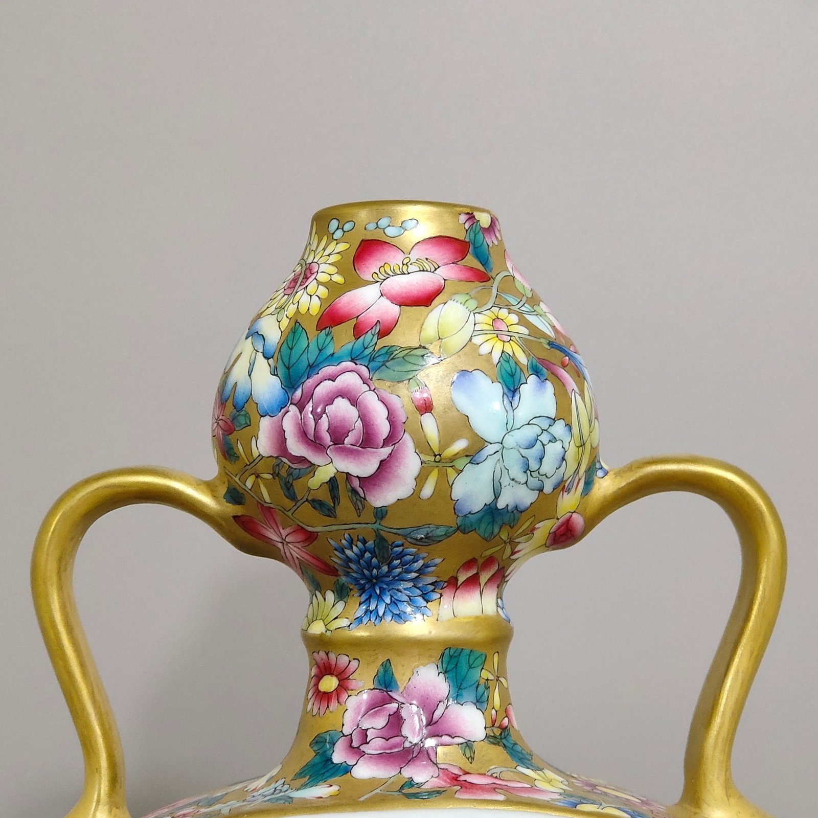 Qing Dynasty Yongzheng Jindi Baihua window vase with flowers and birds holding the moon