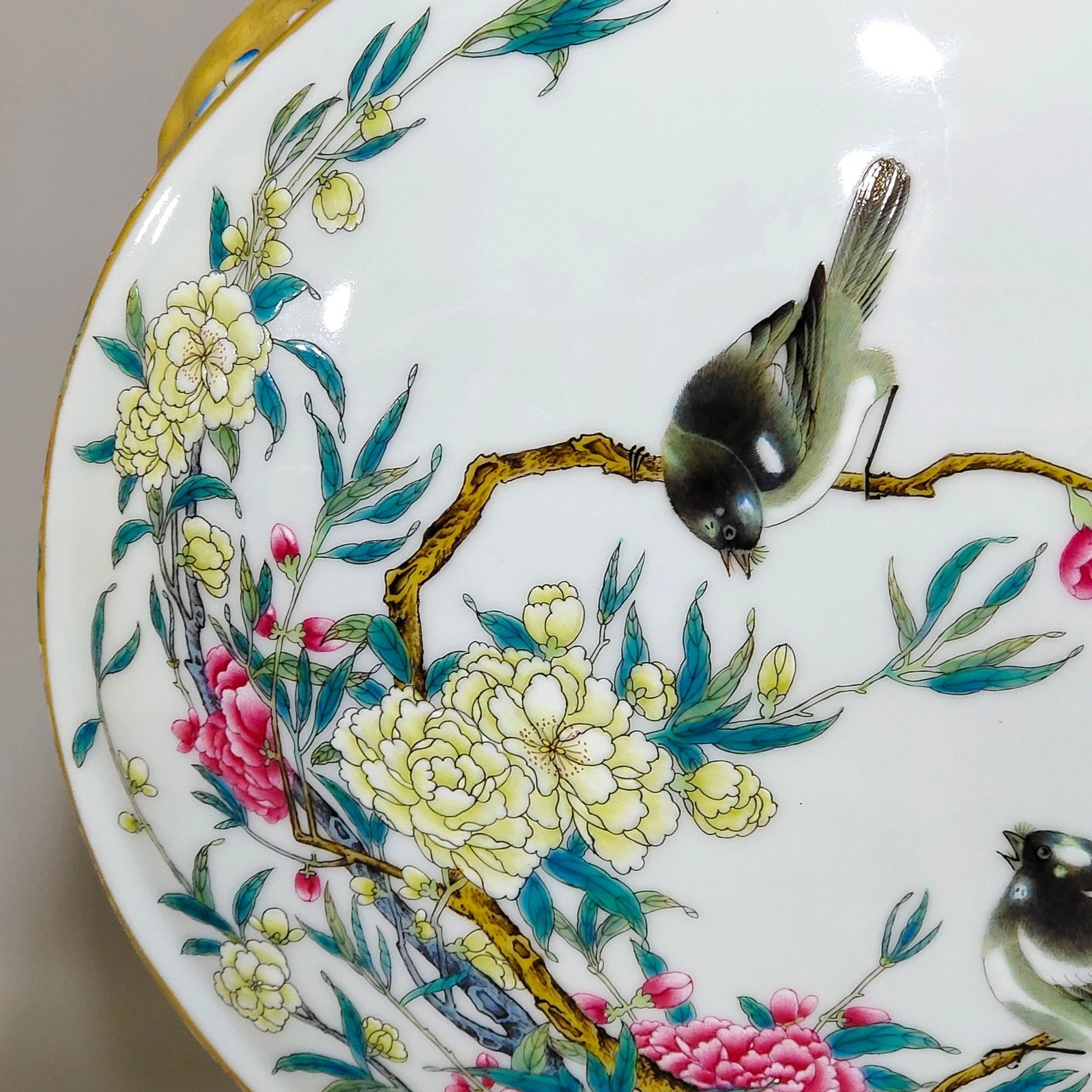 Qing Dynasty Yongzheng Jindi Baihua window vase with flowers and birds holding the moon