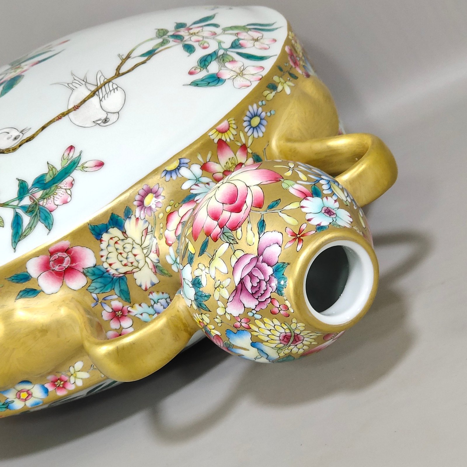 Qing Dynasty Yongzheng Jindi Baihua window vase with flowers and birds holding the moon