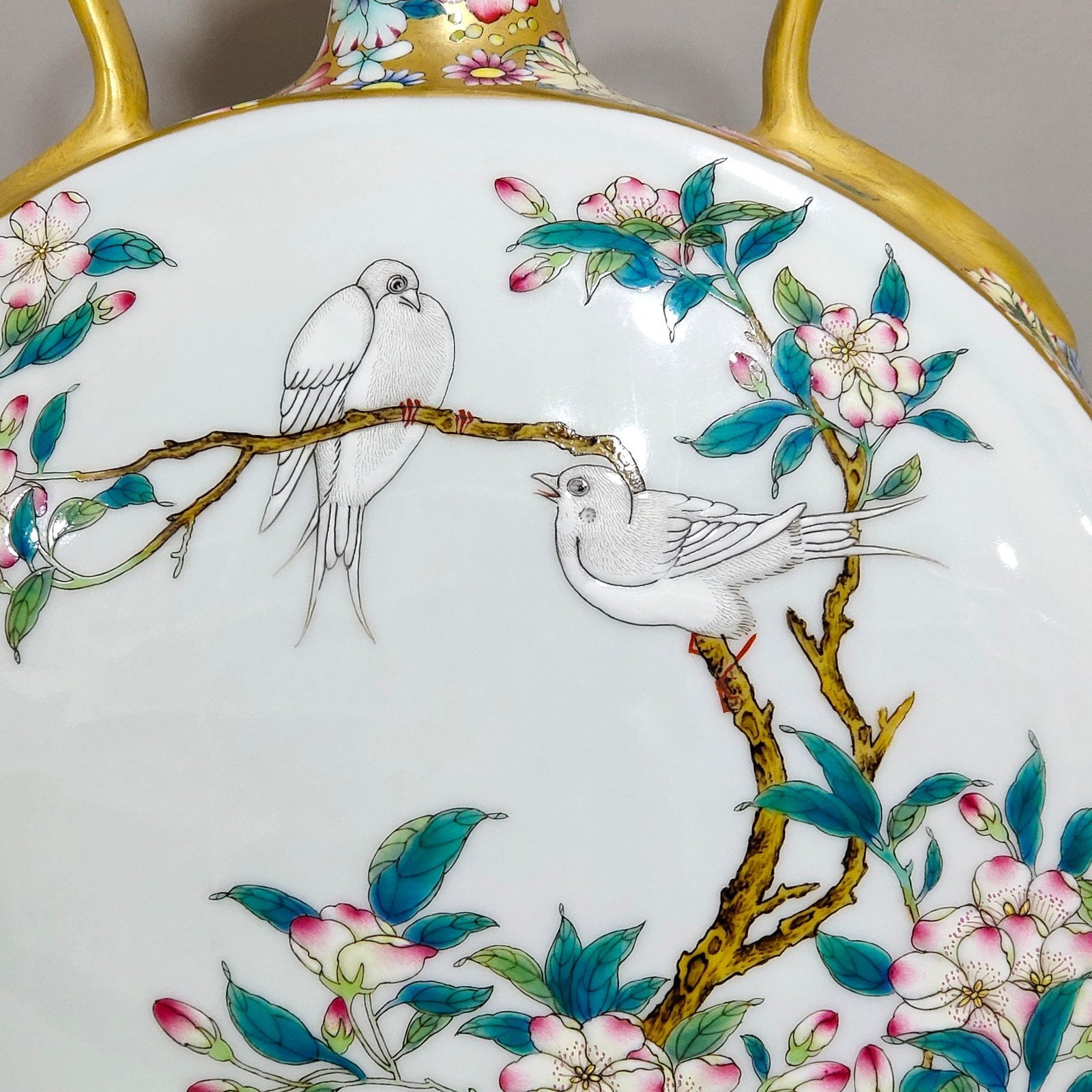 Qing Dynasty Yongzheng Jindi Baihua window vase with flowers and birds holding the moon