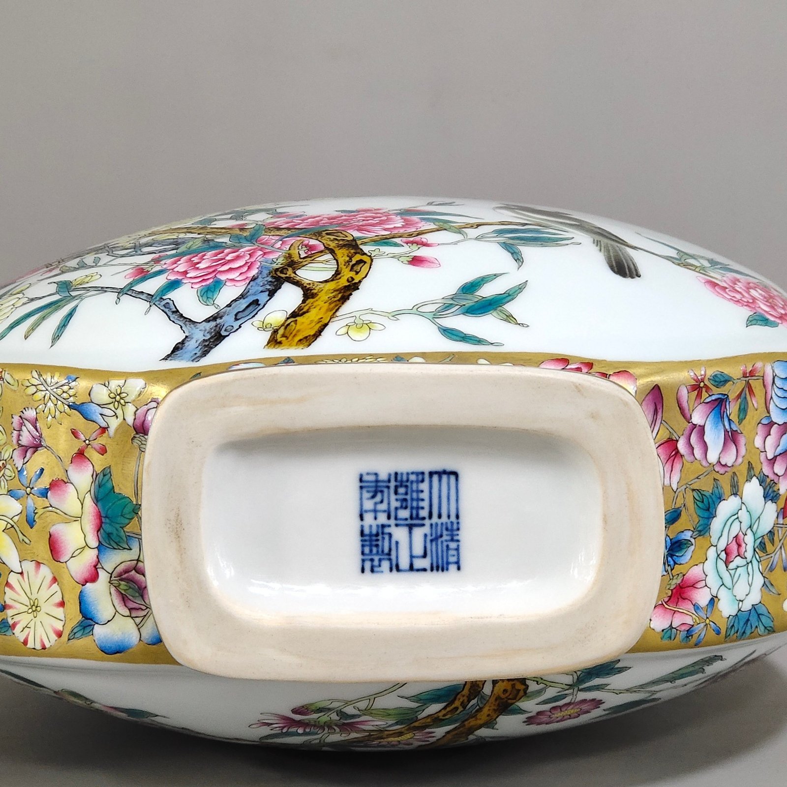 Qing Dynasty Yongzheng Jindi Baihua window vase with flowers and birds holding the moon