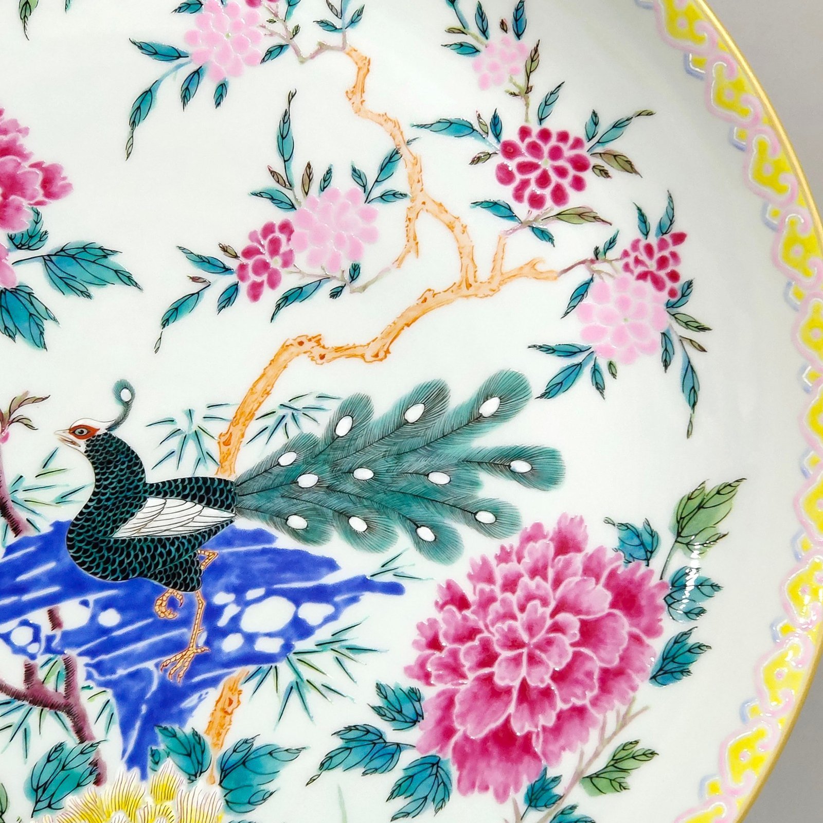 Qing Dynasty Yongzheng icing on the cake dish