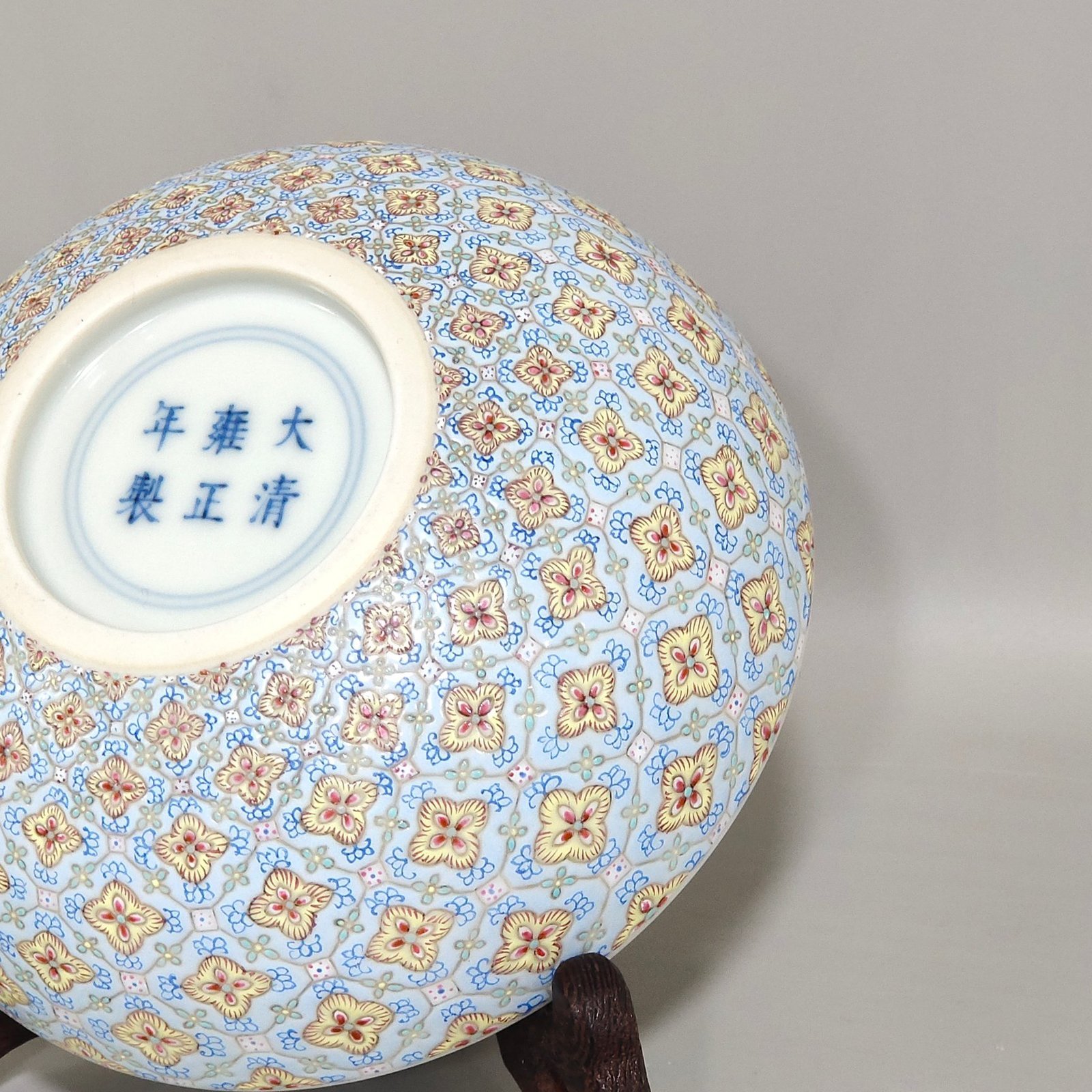 Qing Dynasty Yongzheng Jindi Shoutaowo foot bowl