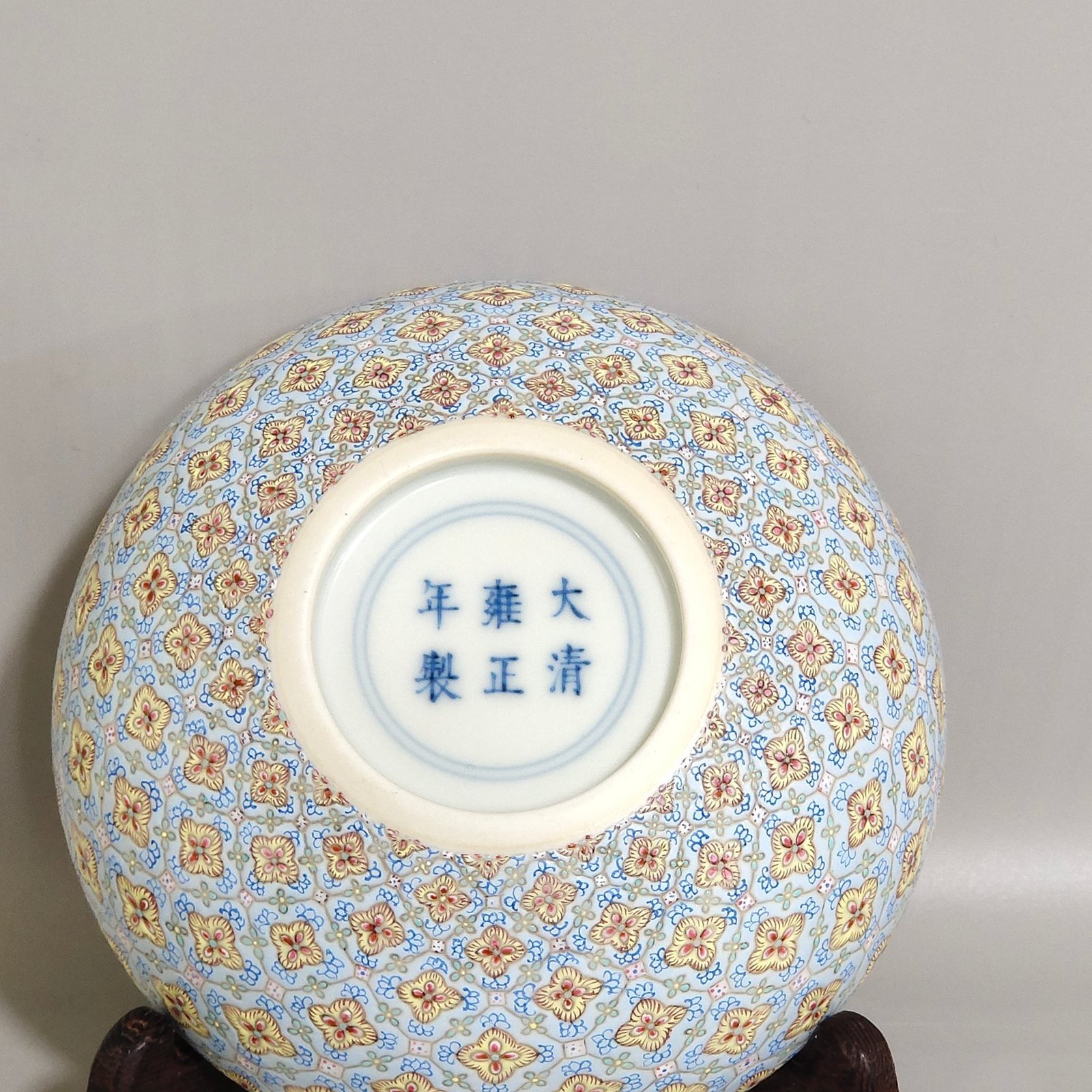 Qing Dynasty Yongzheng Jindi Shoutaowo foot bowl