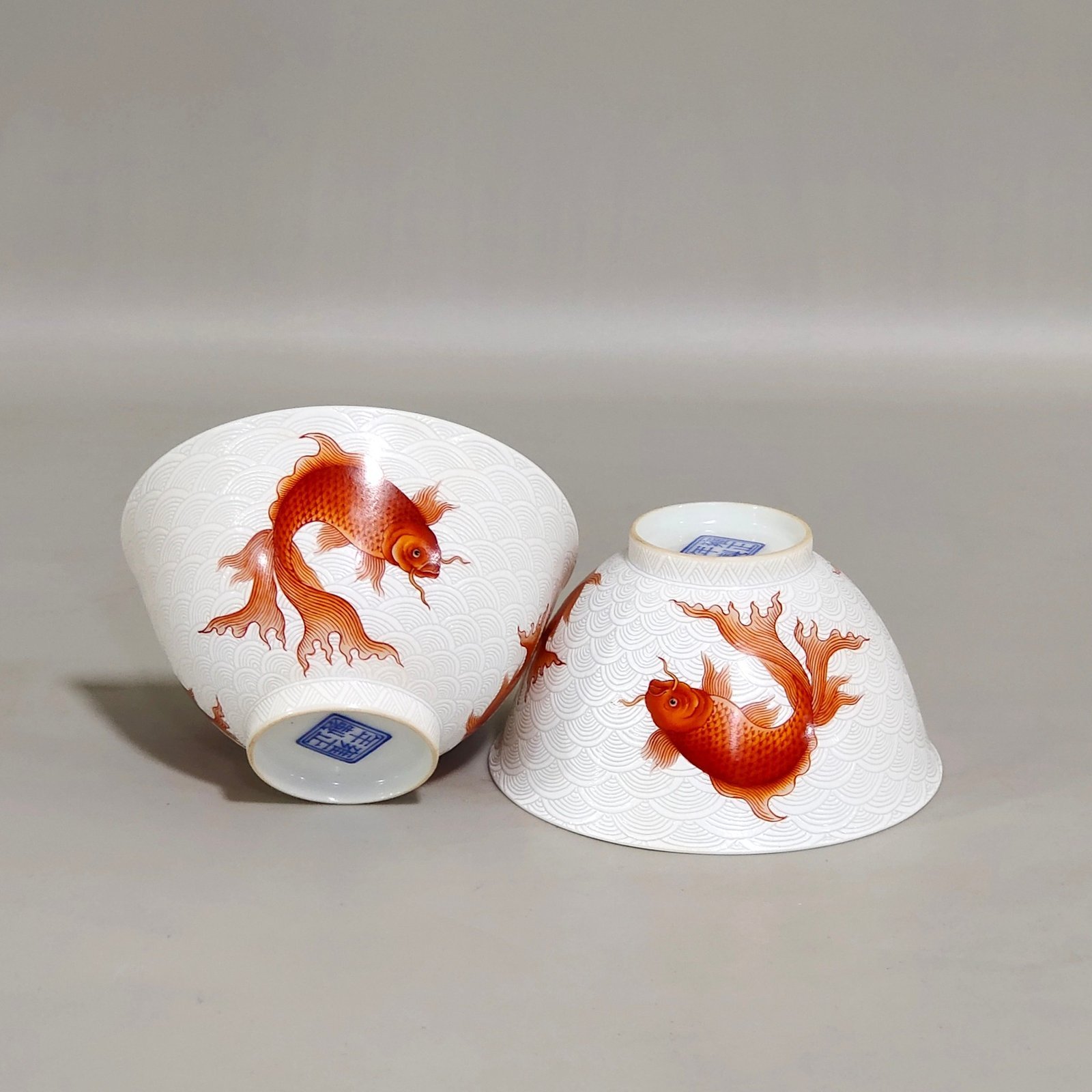 Qing Dynasty Yongzheng carved a thin cup with a deer pattern on the inside.