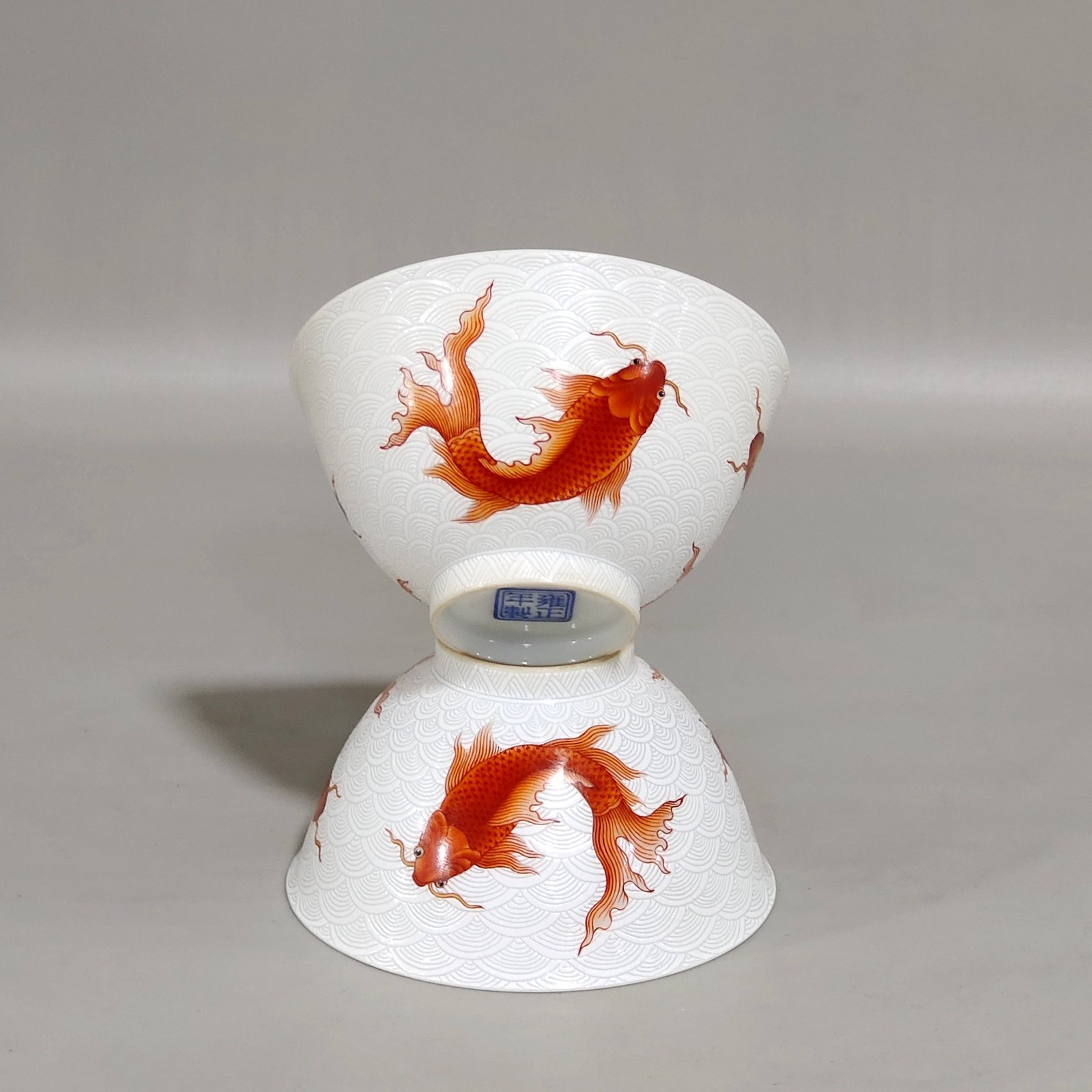 Qing Dynasty Yongzheng carved a thin cup with a deer pattern on the inside.