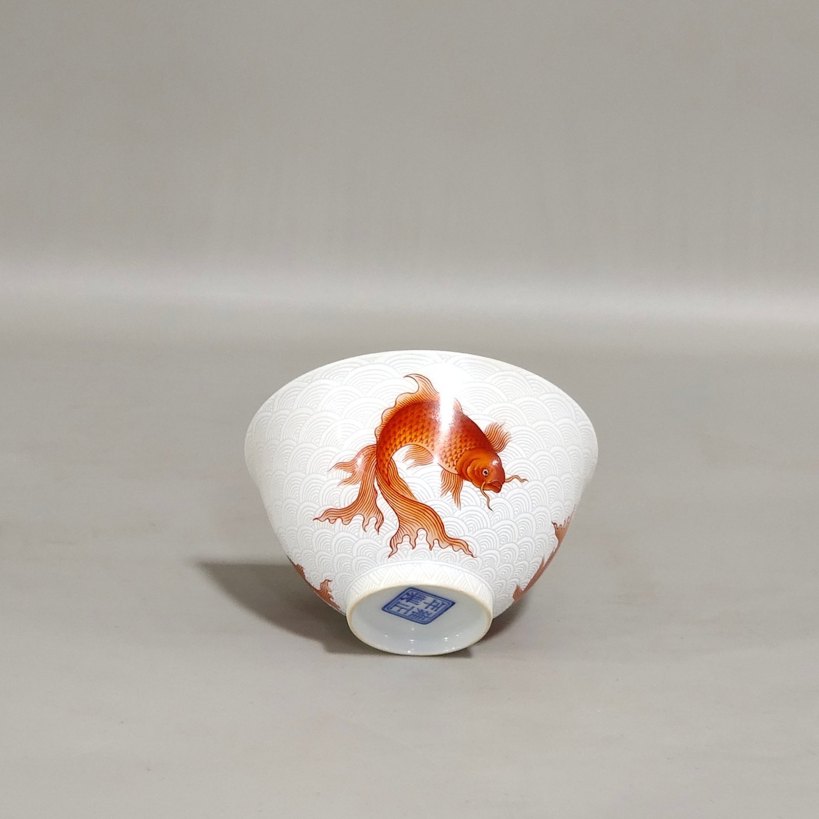 Qing Dynasty Yongzheng carved a thin cup with a deer pattern on the inside.