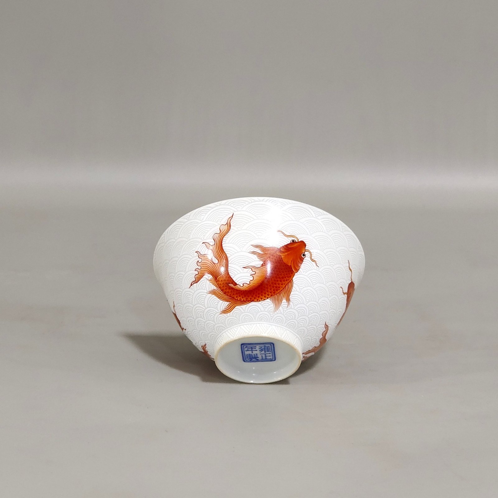 Qing Dynasty Yongzheng carved a thin cup with a deer pattern on the inside.