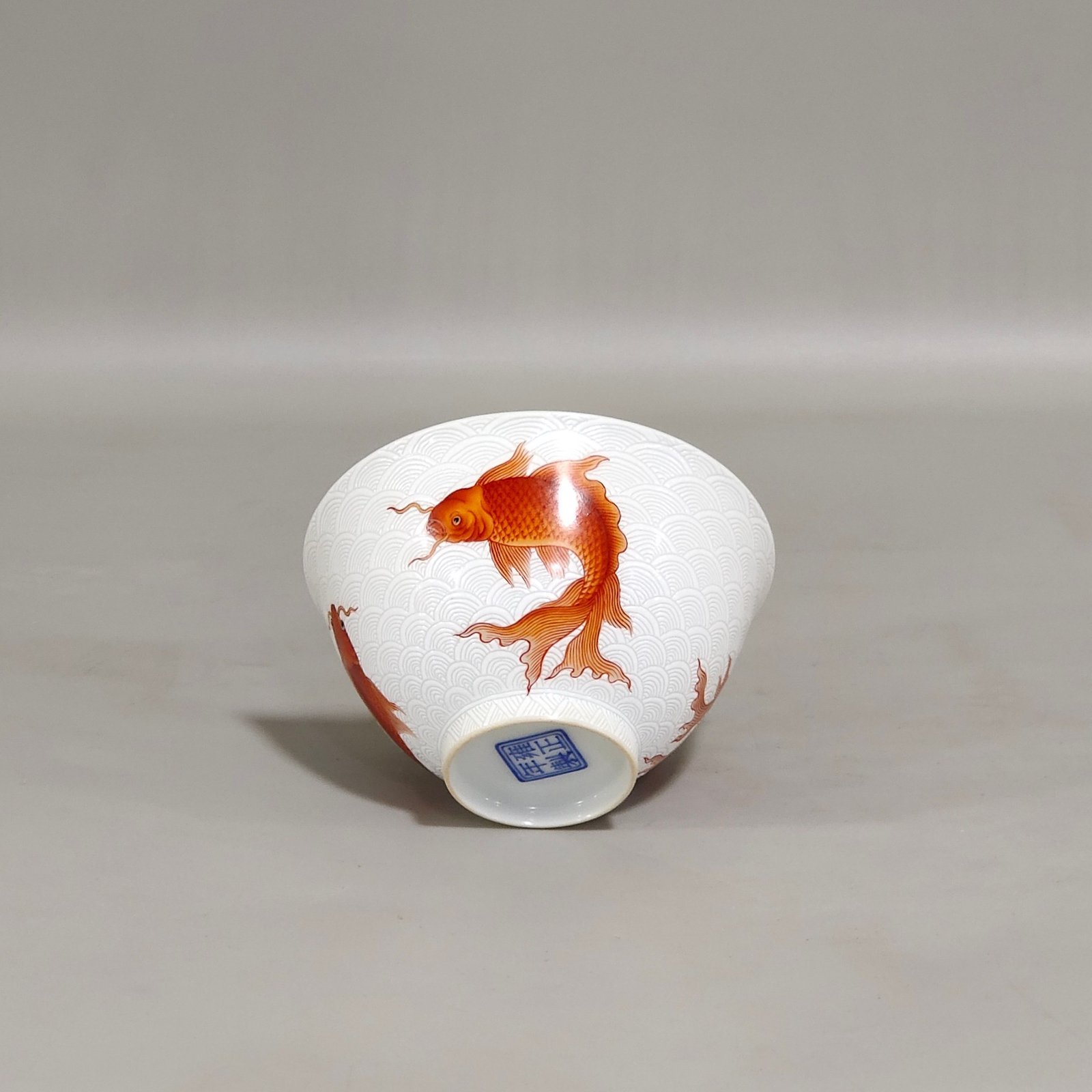 Qing Dynasty Yongzheng carved a thin cup with a deer pattern on the inside.