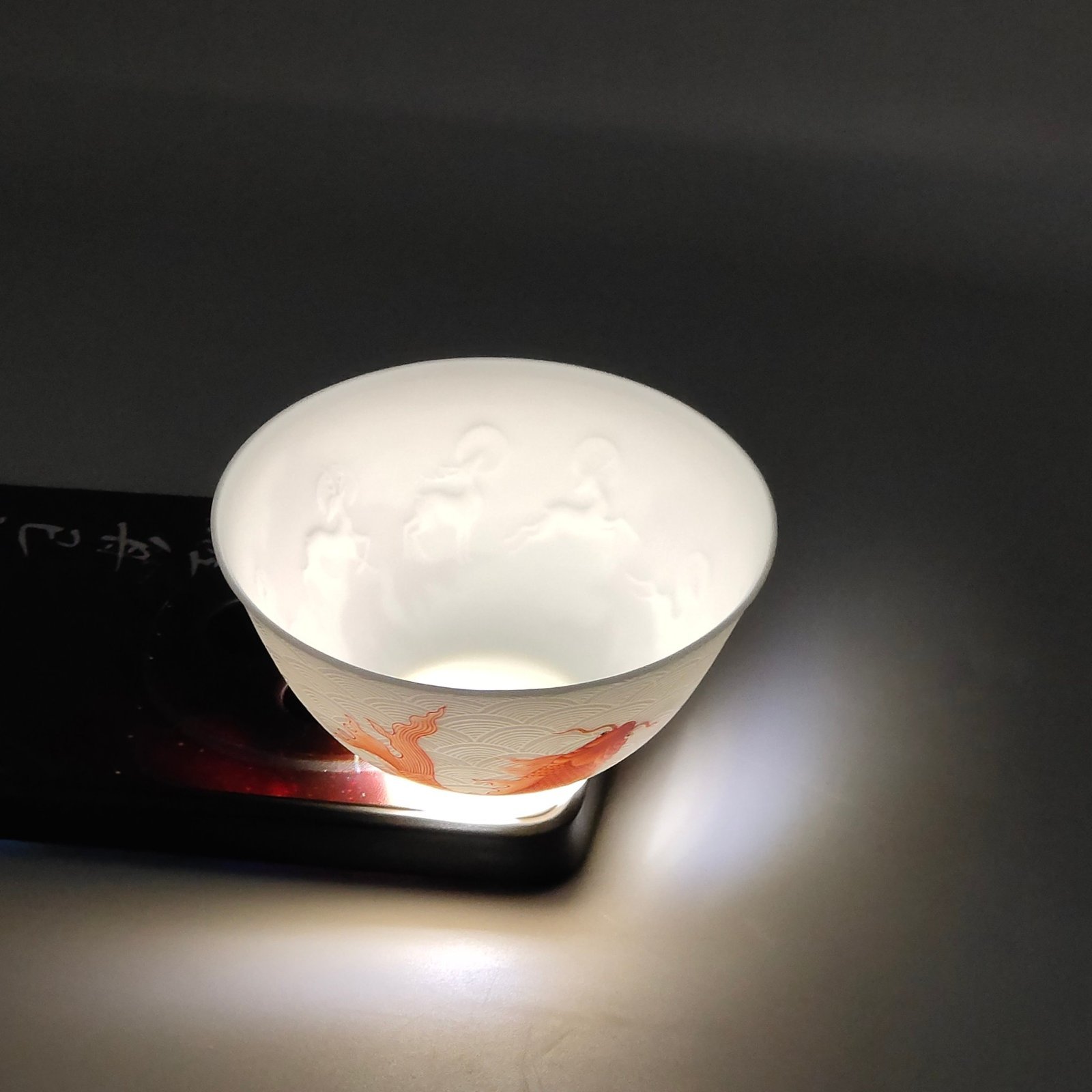 Qing Dynasty Yongzheng carved a thin cup with a deer pattern on the inside.
