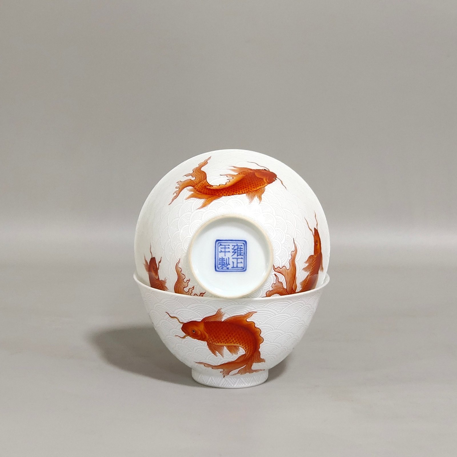 Qing Dynasty Yongzheng carved a thin cup with a deer pattern on the inside.