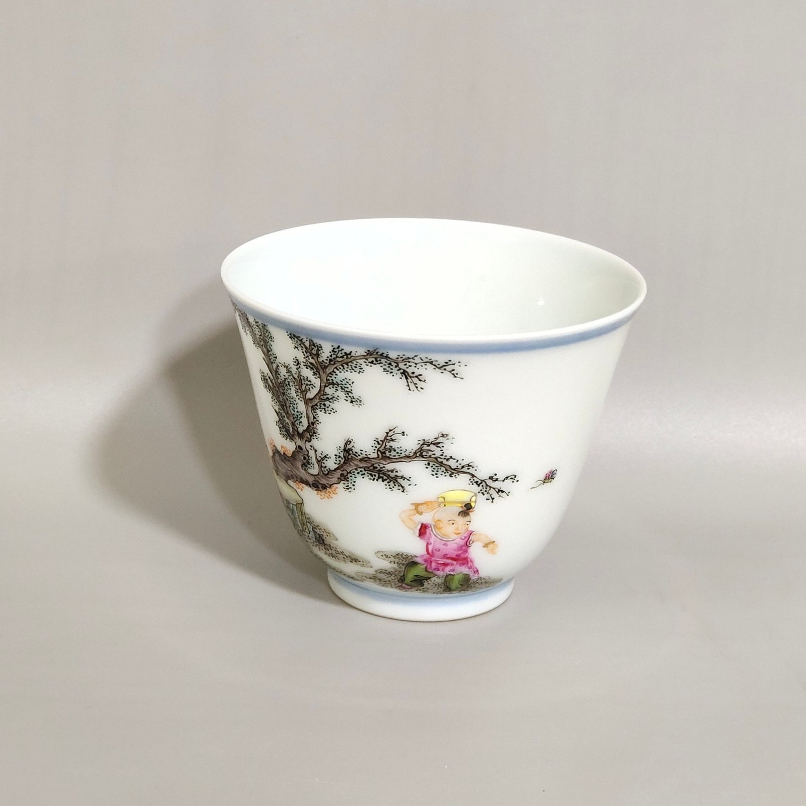 Qing Dynasty Yongzheng blue and white pastel character story cup