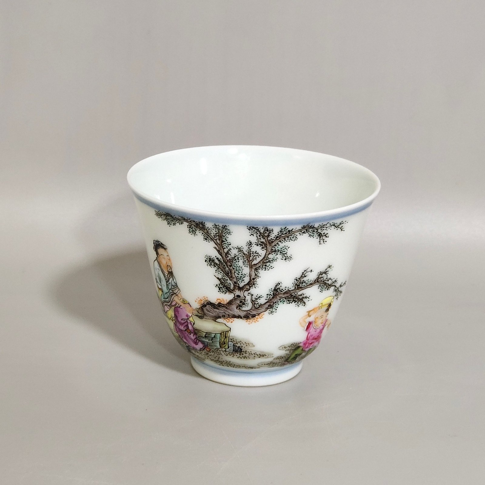 Qing Dynasty Yongzheng blue and white pastel character story cup