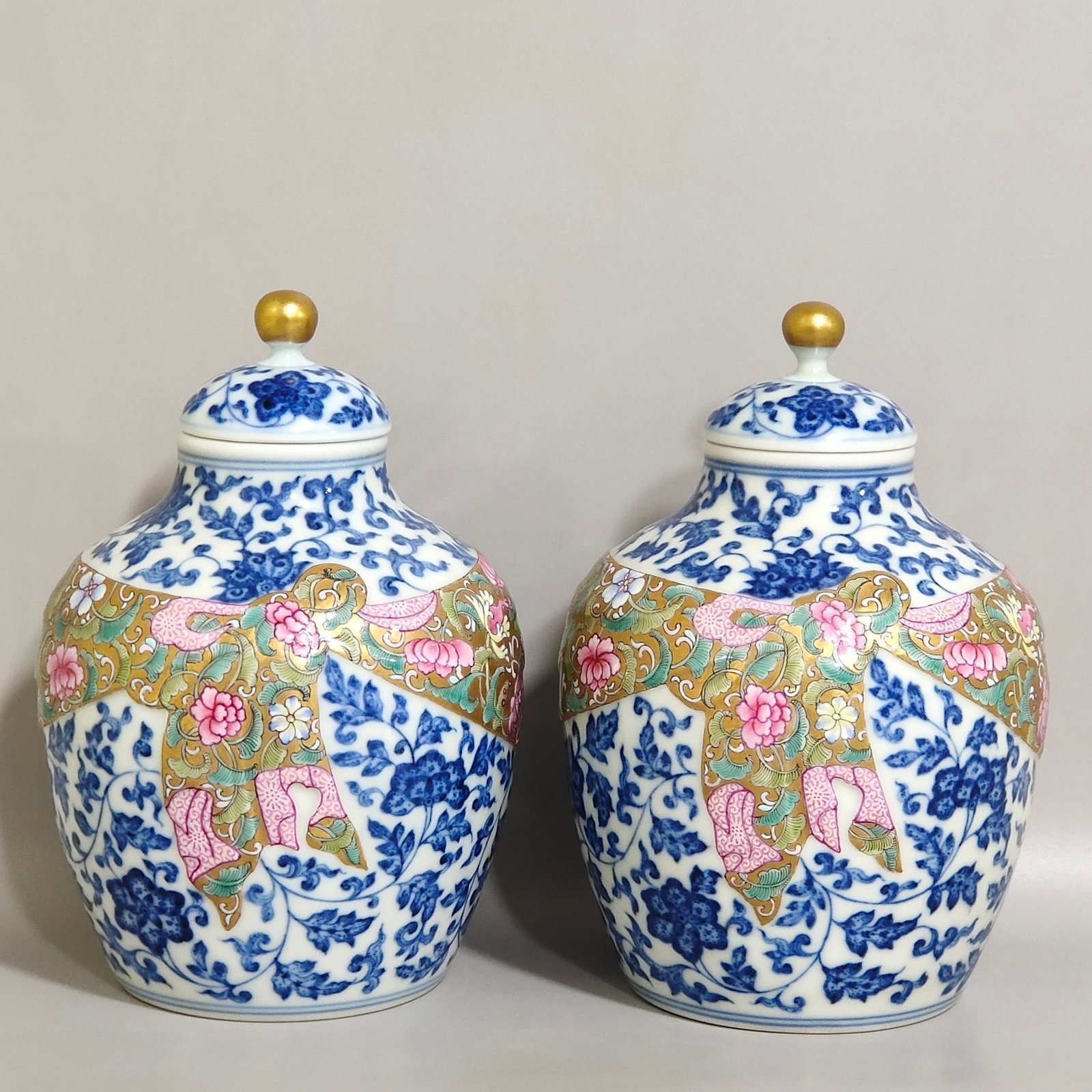 Qing Dynasty Yongzheng blue and white gold ground cloth tea can