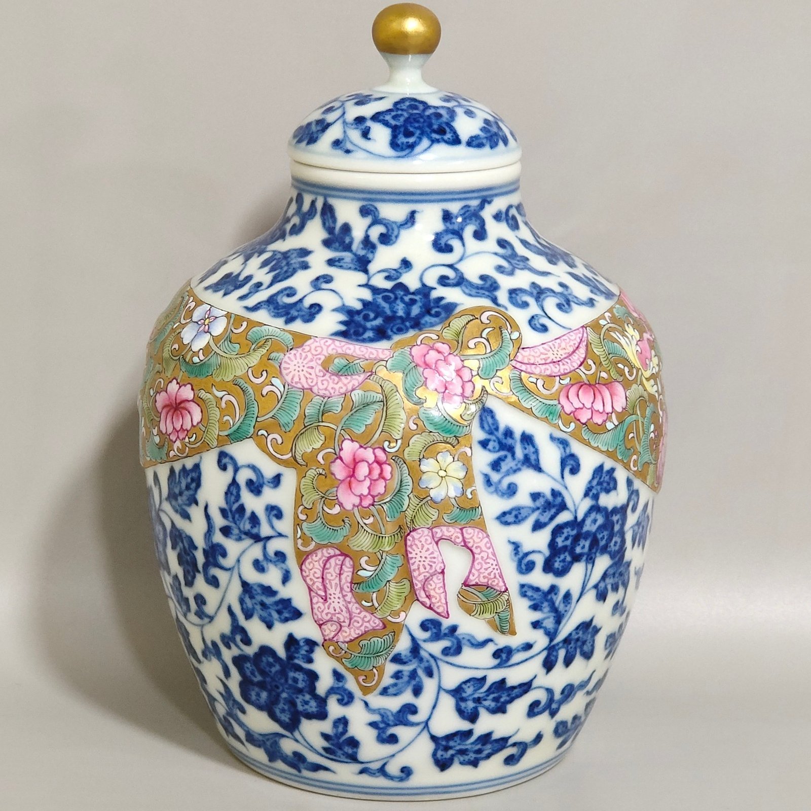 Qing Dynasty Yongzheng blue and white gold ground cloth tea can