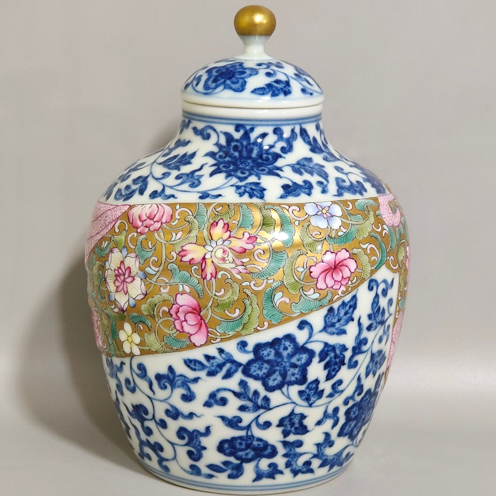 Qing Dynasty Yongzheng blue and white gold ground cloth tea can