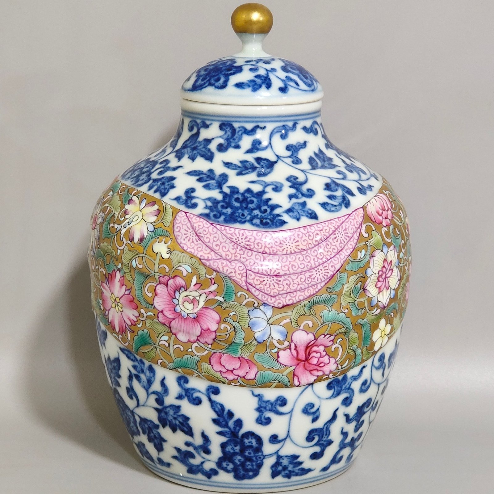 Qing Dynasty Yongzheng blue and white gold ground cloth tea can