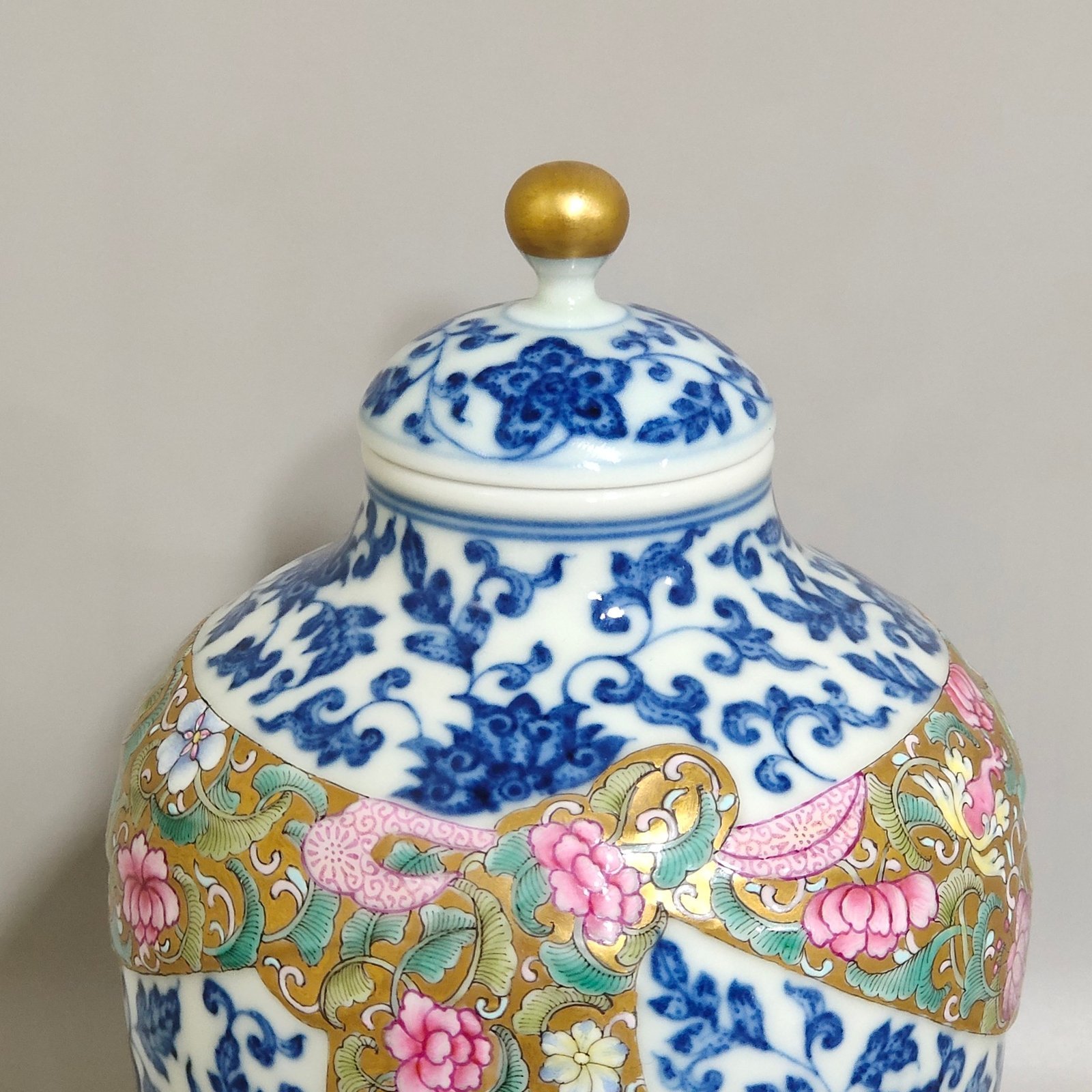 Qing Dynasty Yongzheng blue and white gold ground cloth tea can