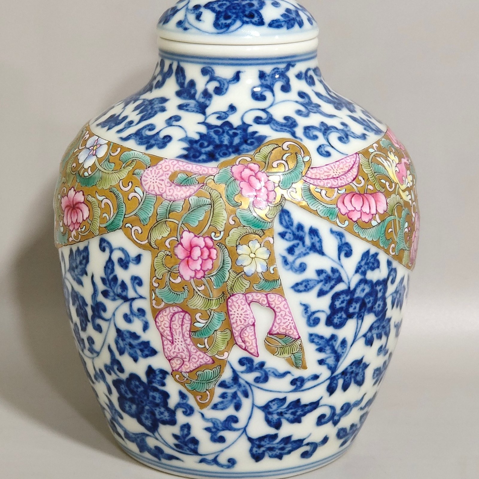 Qing Dynasty Yongzheng blue and white gold ground cloth tea can