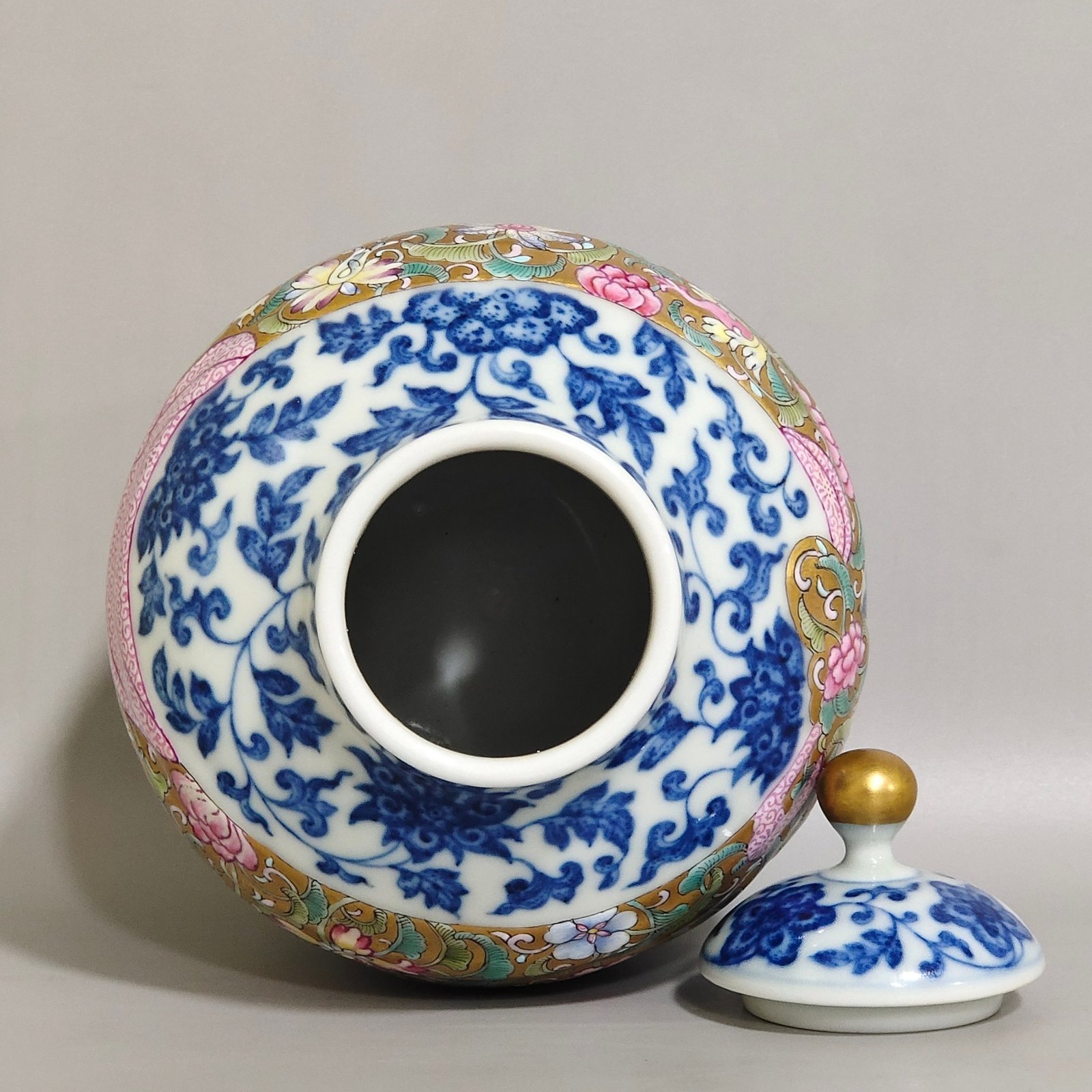 Qing Dynasty Yongzheng blue and white gold ground cloth tea can