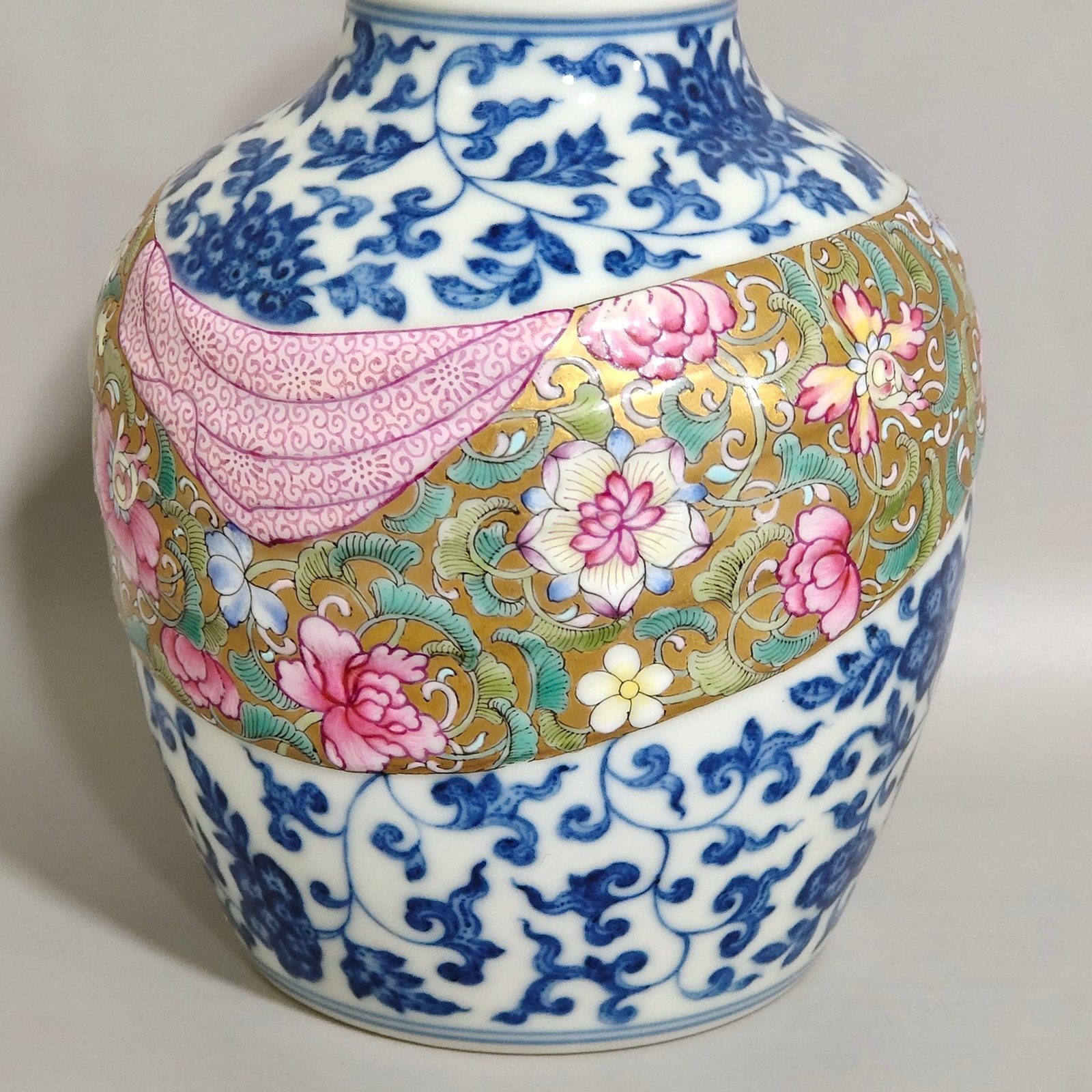 Qing Dynasty Yongzheng blue and white gold ground cloth tea can