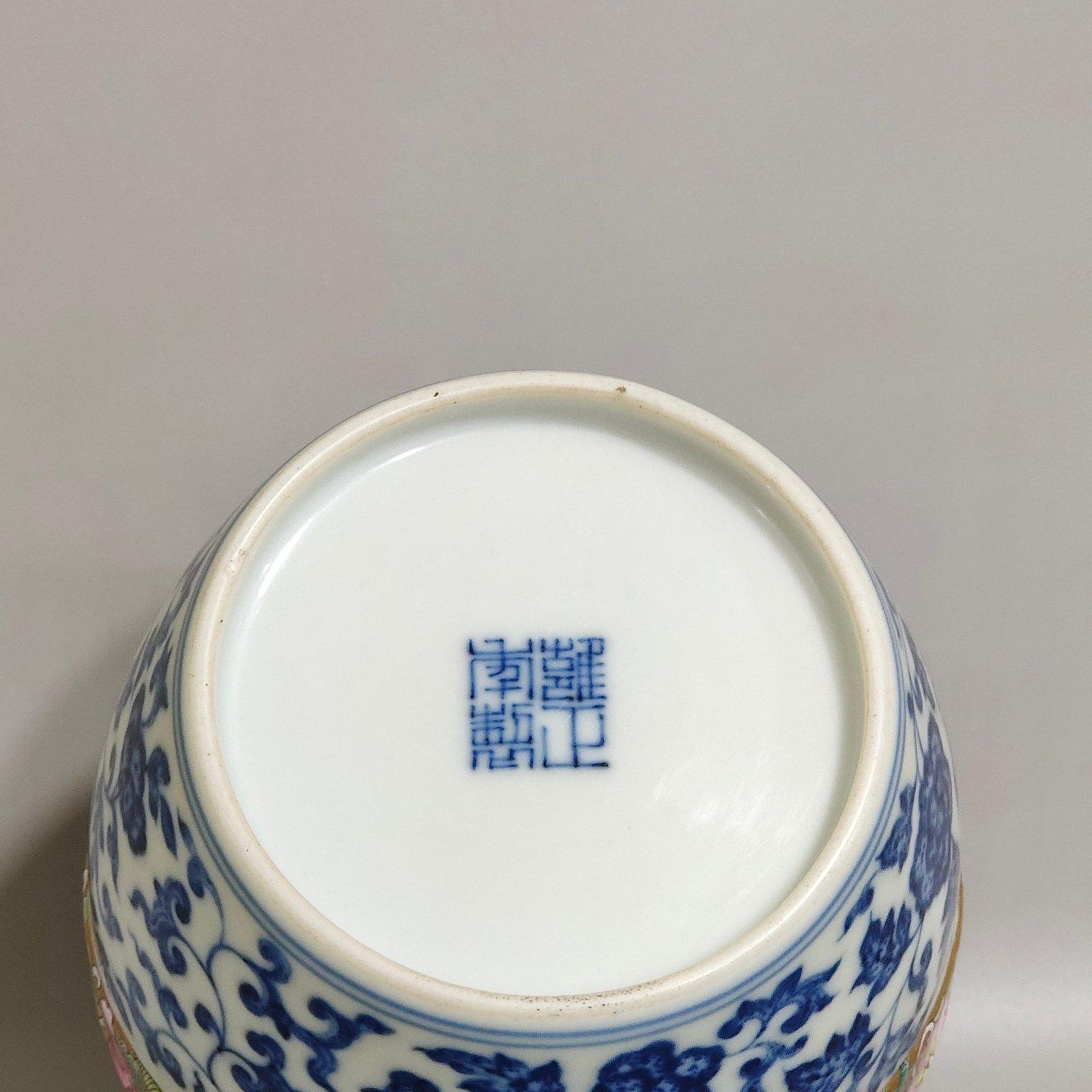 Qing Dynasty Yongzheng blue and white gold ground cloth tea can