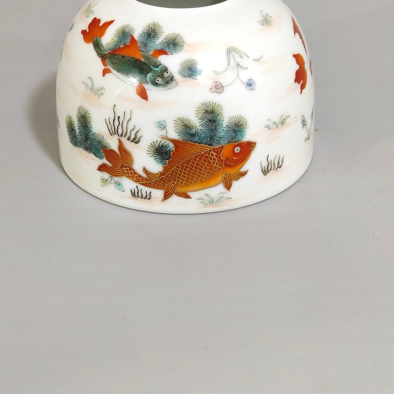 Qing Dynasty Yongzheng fish and algae pattern water bowl