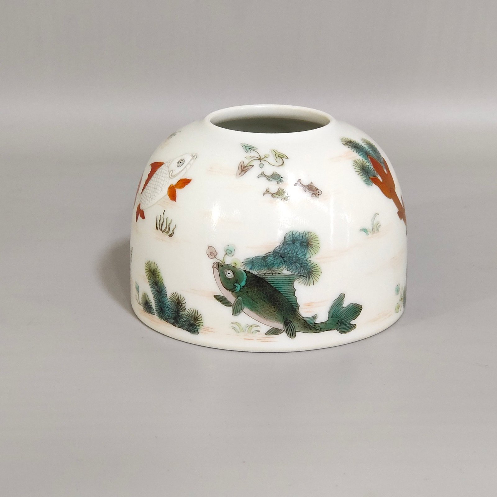 Qing Dynasty Yongzheng fish and algae pattern water bowl