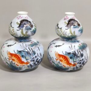 Qing Dynasty Yongzheng fish and algae pattern gourd bottle