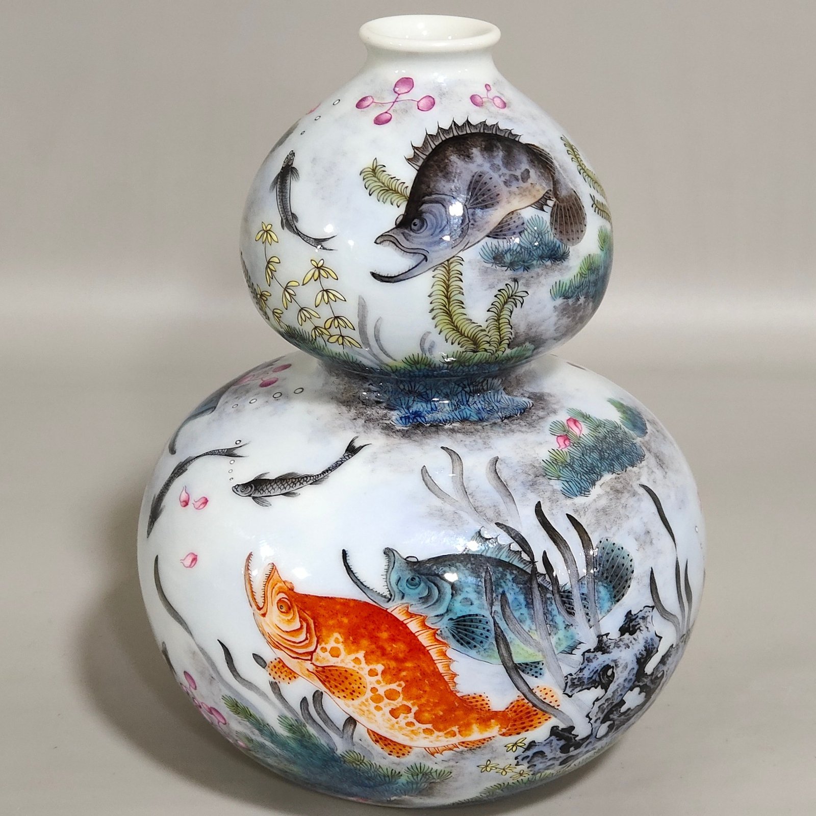 Qing Dynasty Yongzheng fish and algae pattern gourd bottle