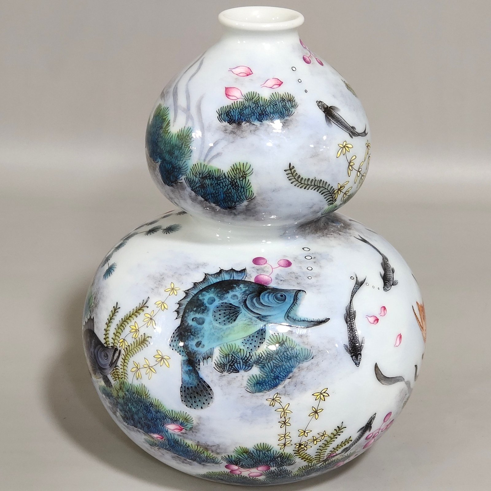 Qing Dynasty Yongzheng fish and algae pattern gourd bottle