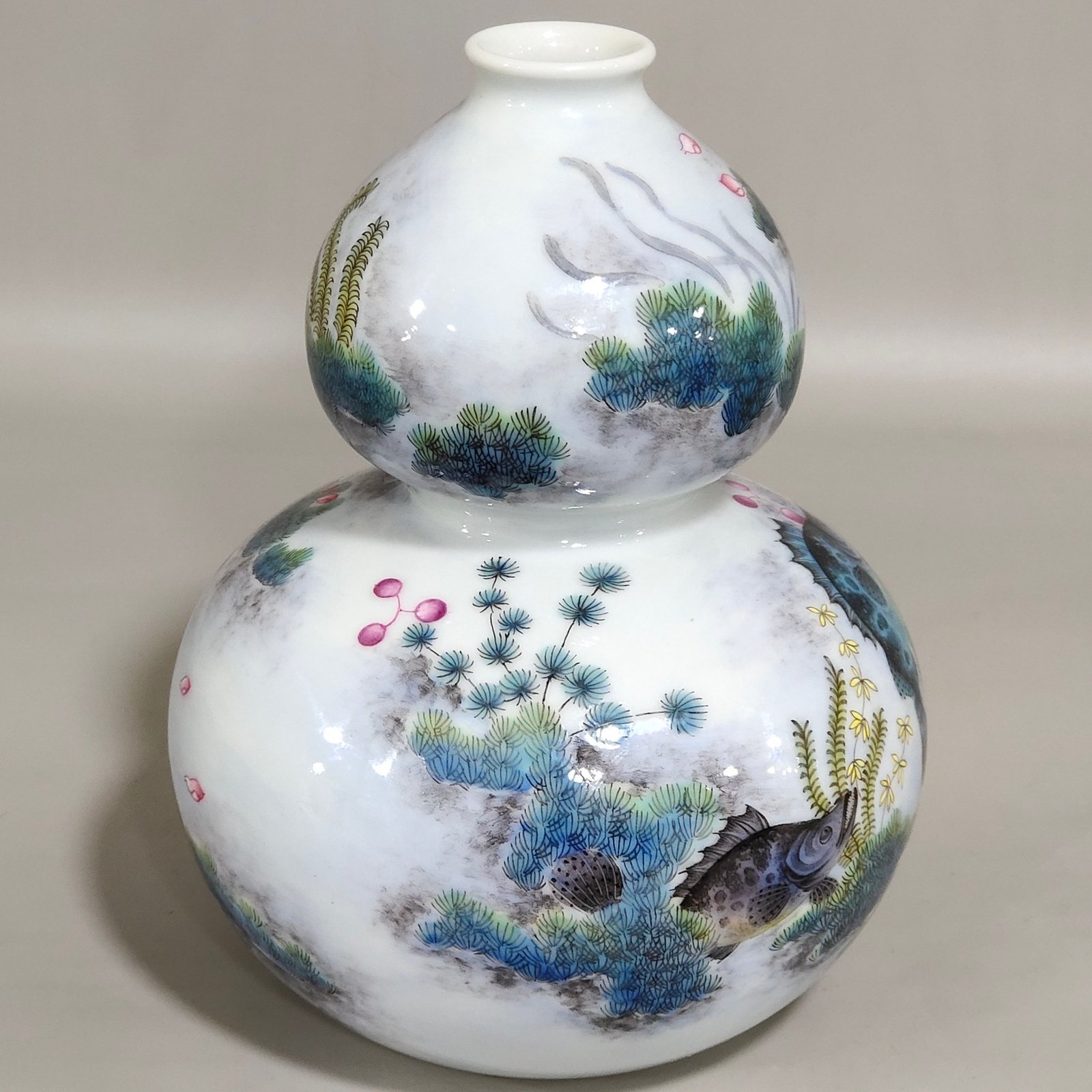 Qing Dynasty Yongzheng fish and algae pattern gourd bottle