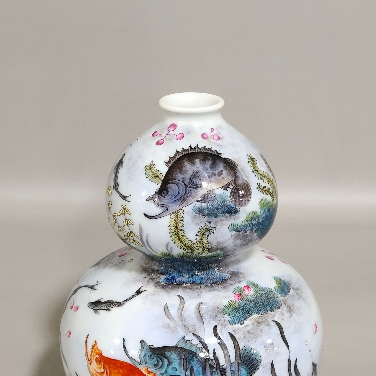 Qing Dynasty Yongzheng fish and algae pattern gourd bottle