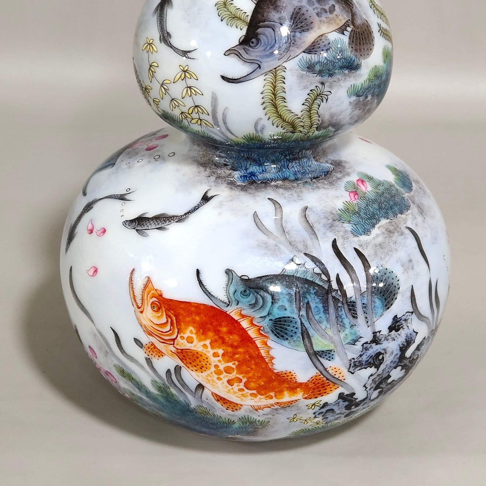 Qing Dynasty Yongzheng fish and algae pattern gourd bottle