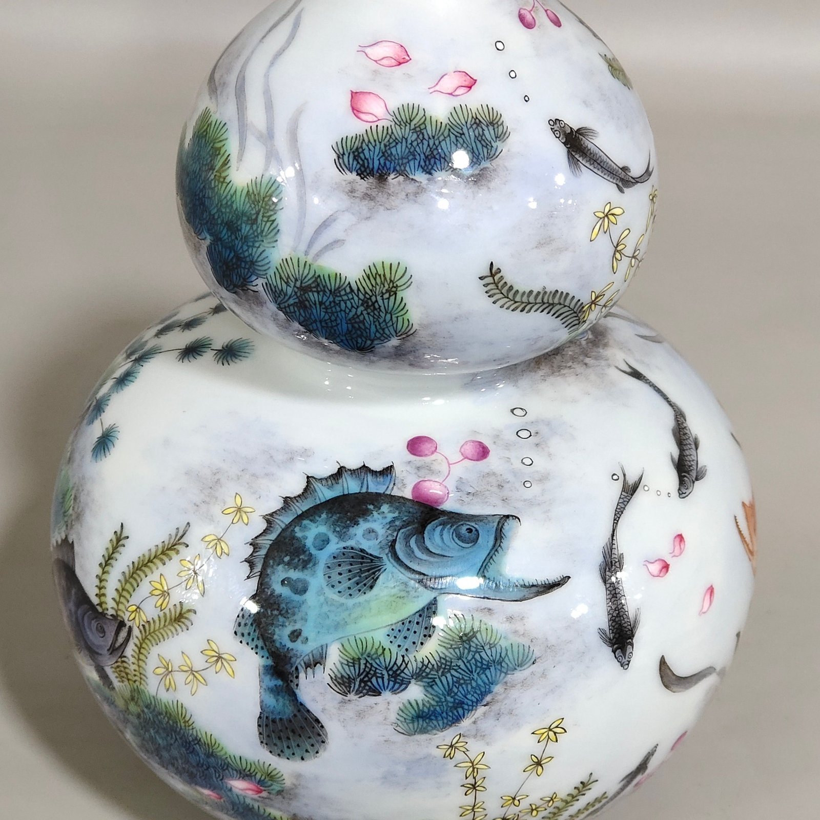 Qing Dynasty Yongzheng fish and algae pattern gourd bottle