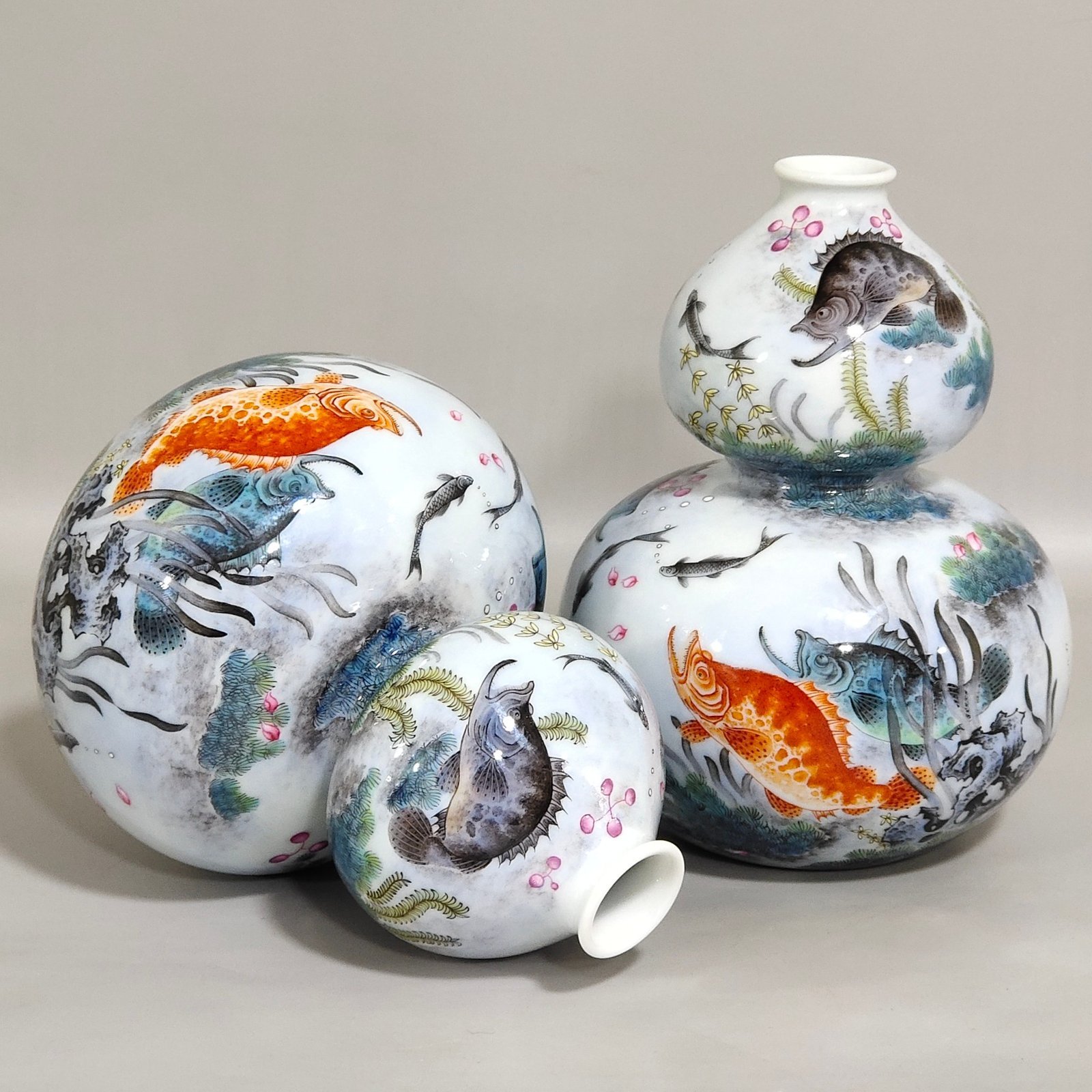 Qing Dynasty Yongzheng fish and algae pattern gourd bottle