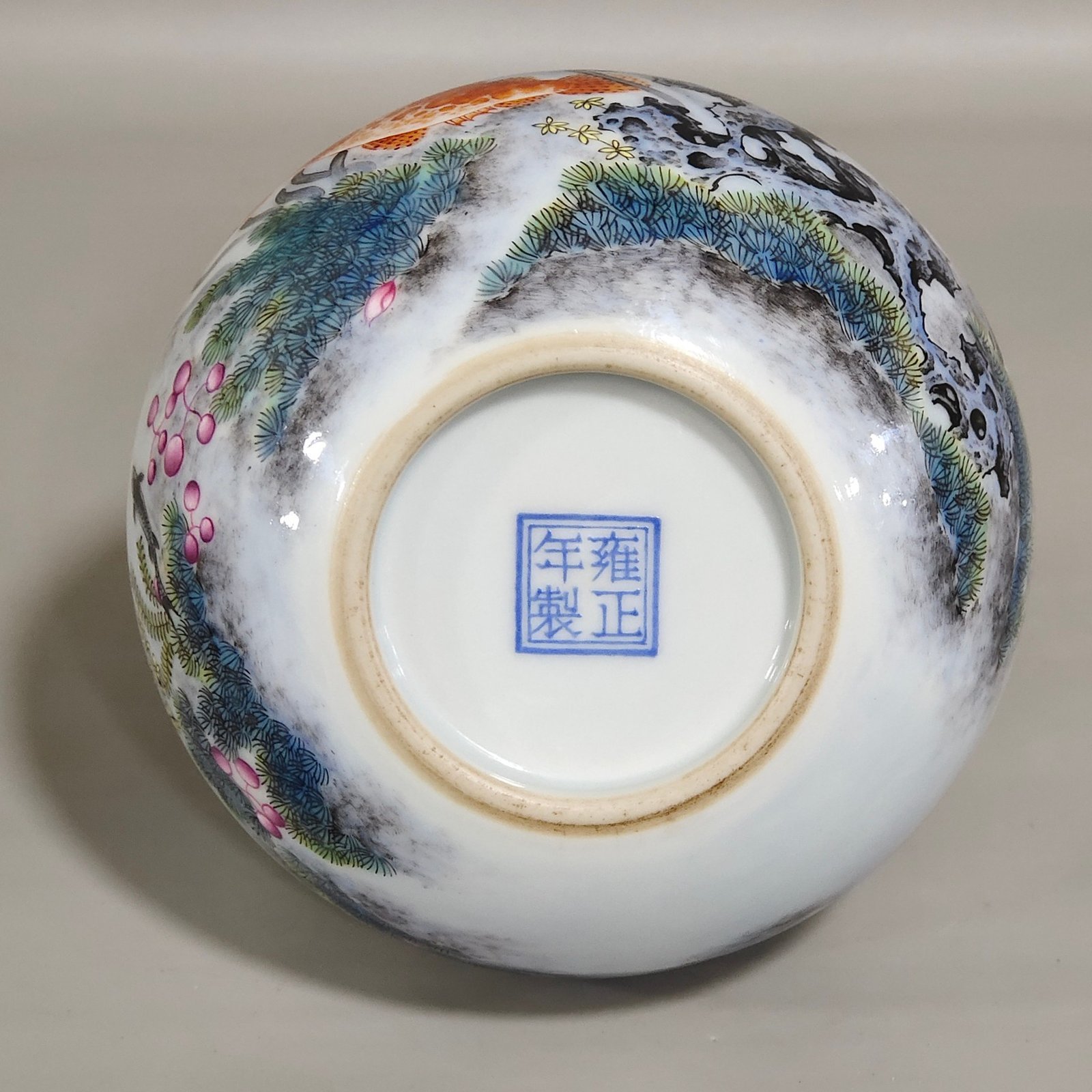Qing Dynasty Yongzheng fish and algae pattern gourd bottle