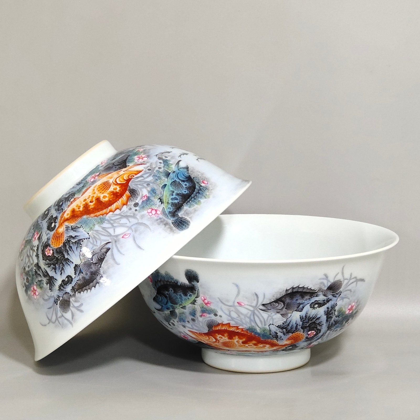 Qing Dynasty Yongzheng fish and algae pattern poem bowl