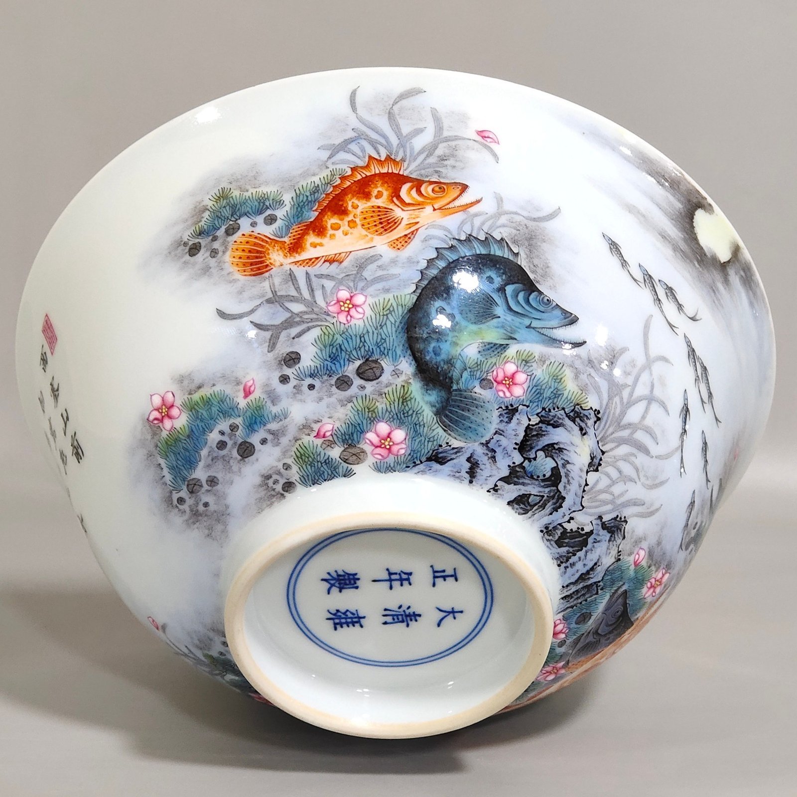 Qing Dynasty Yongzheng fish and algae pattern poem bowl
