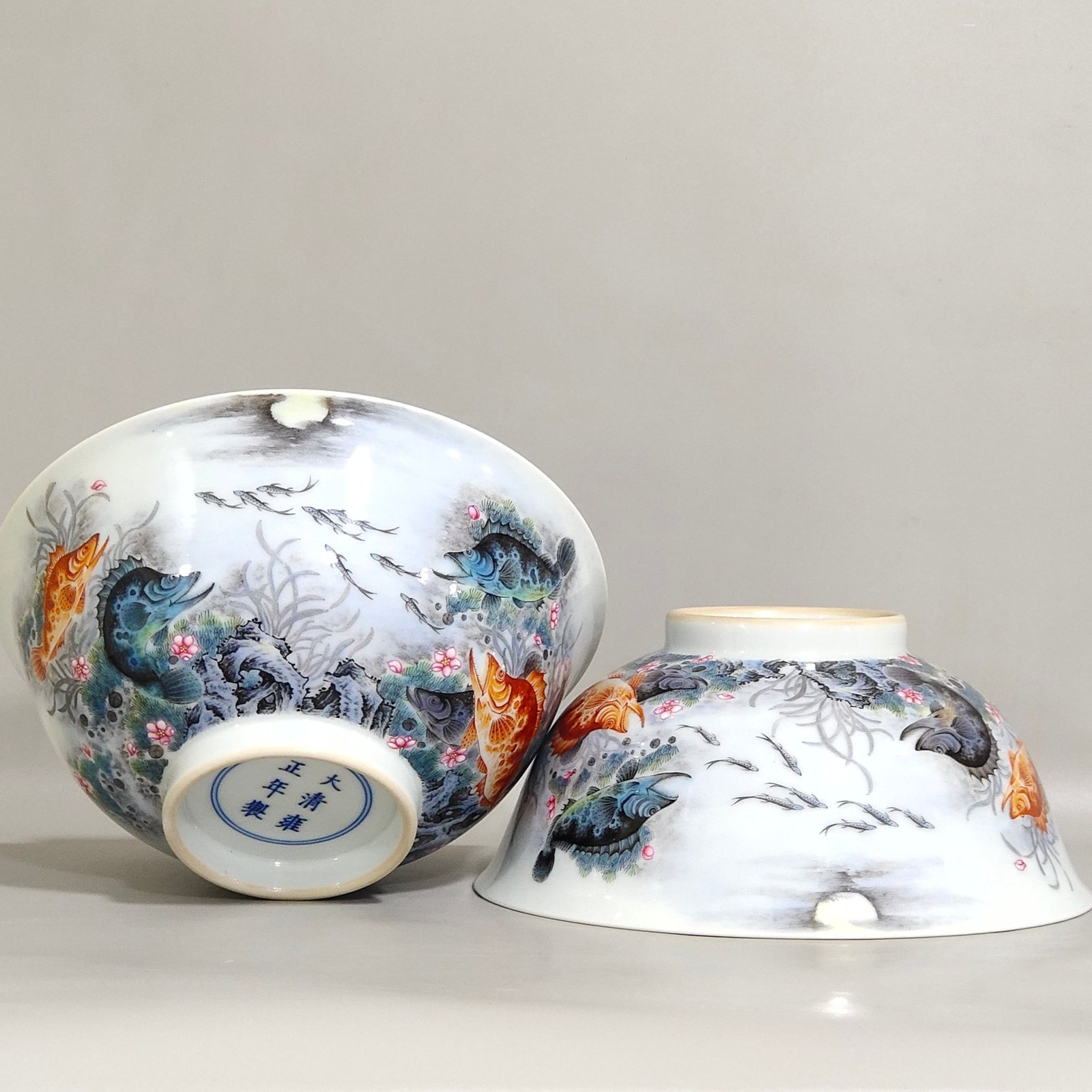 Qing Dynasty Yongzheng fish and algae pattern poem bowl