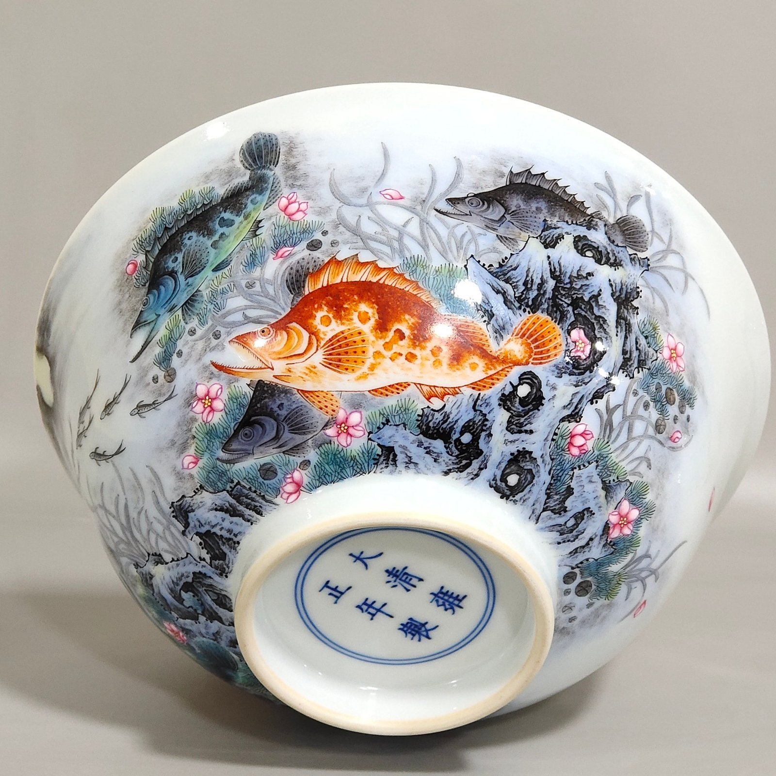 Qing Dynasty Yongzheng fish and algae pattern poem bowl