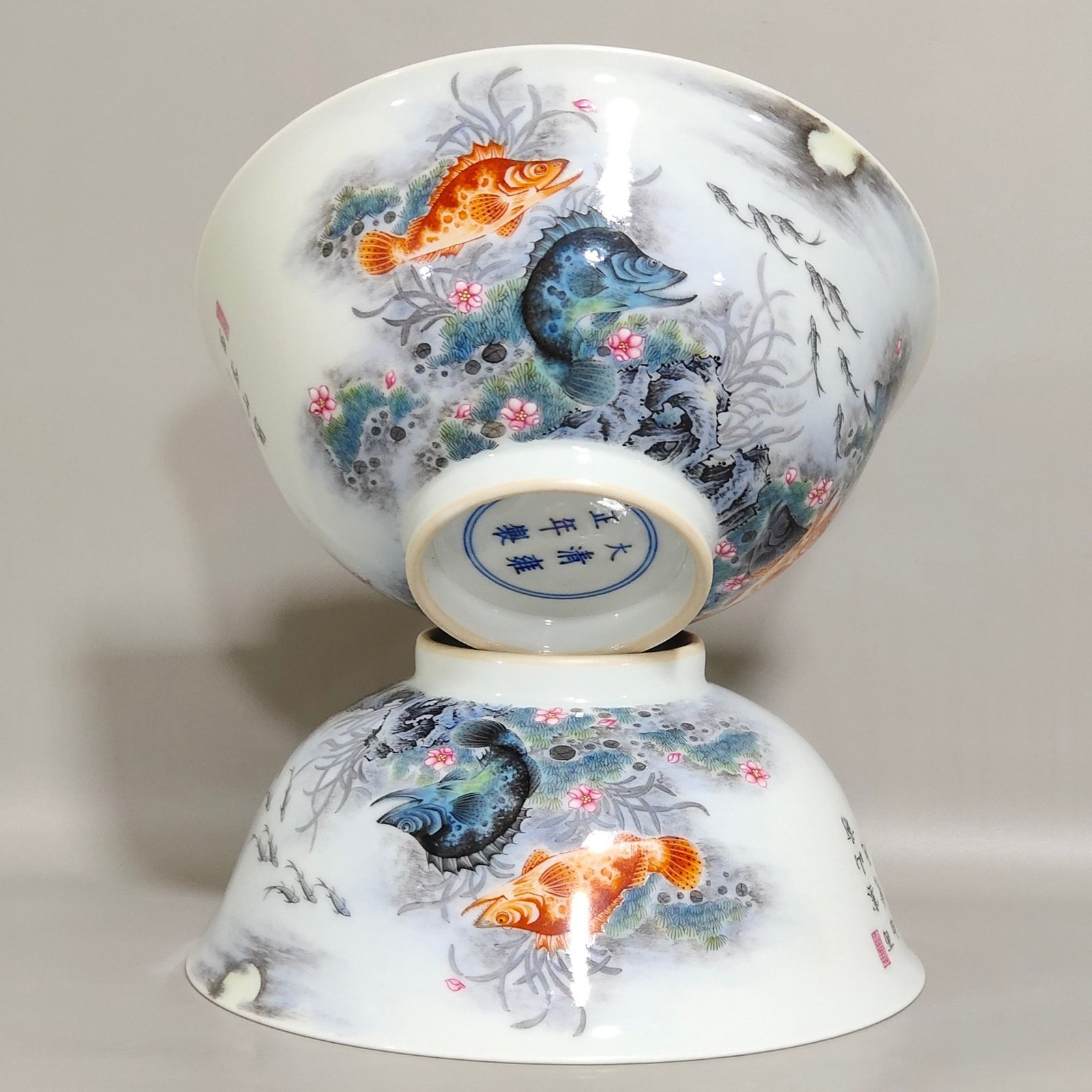 Qing Dynasty Yongzheng fish and algae pattern poem bowl