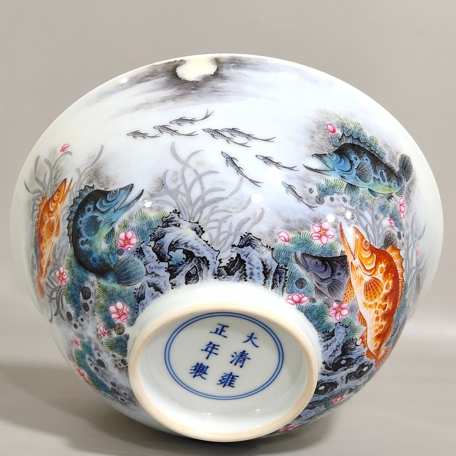 Qing Dynasty Yongzheng fish and algae pattern poem bowl