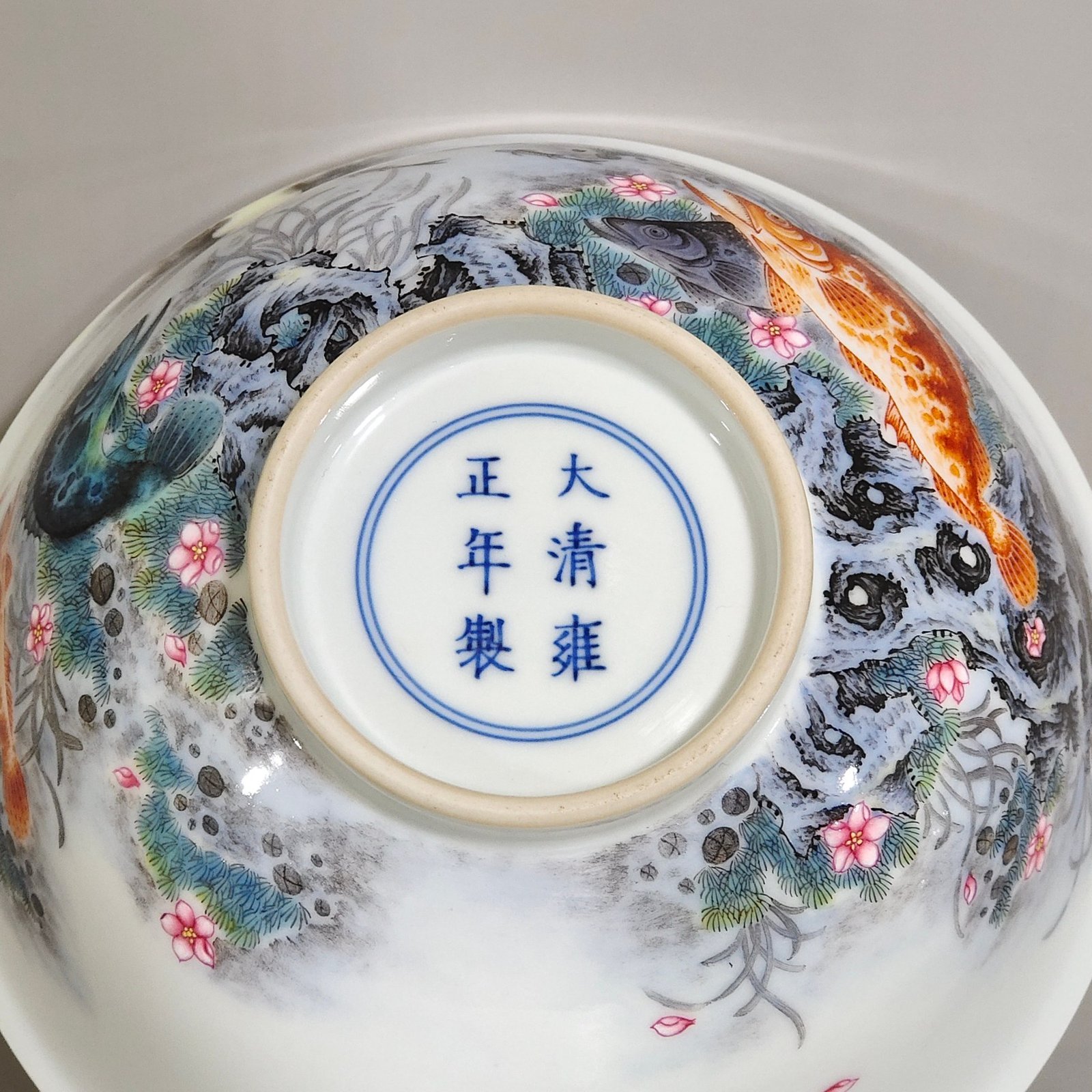 Qing Dynasty Yongzheng fish and algae pattern poem bowl