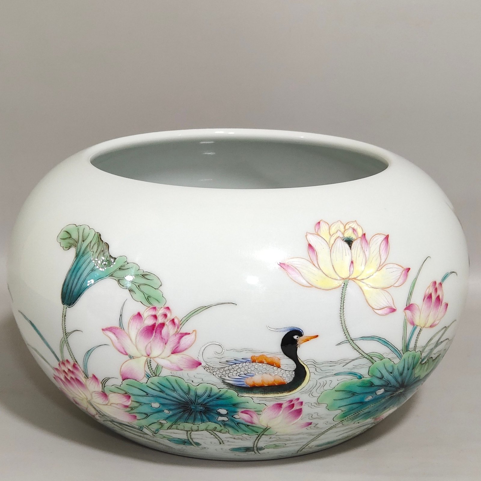 Qing Dynasty Yongzheng A lotus brush wash with mandarin ducks playing in the water