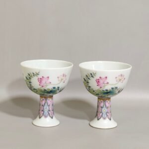 Qing Dynasty Yongzheng mandarin ducks playing in the water lotus goblet