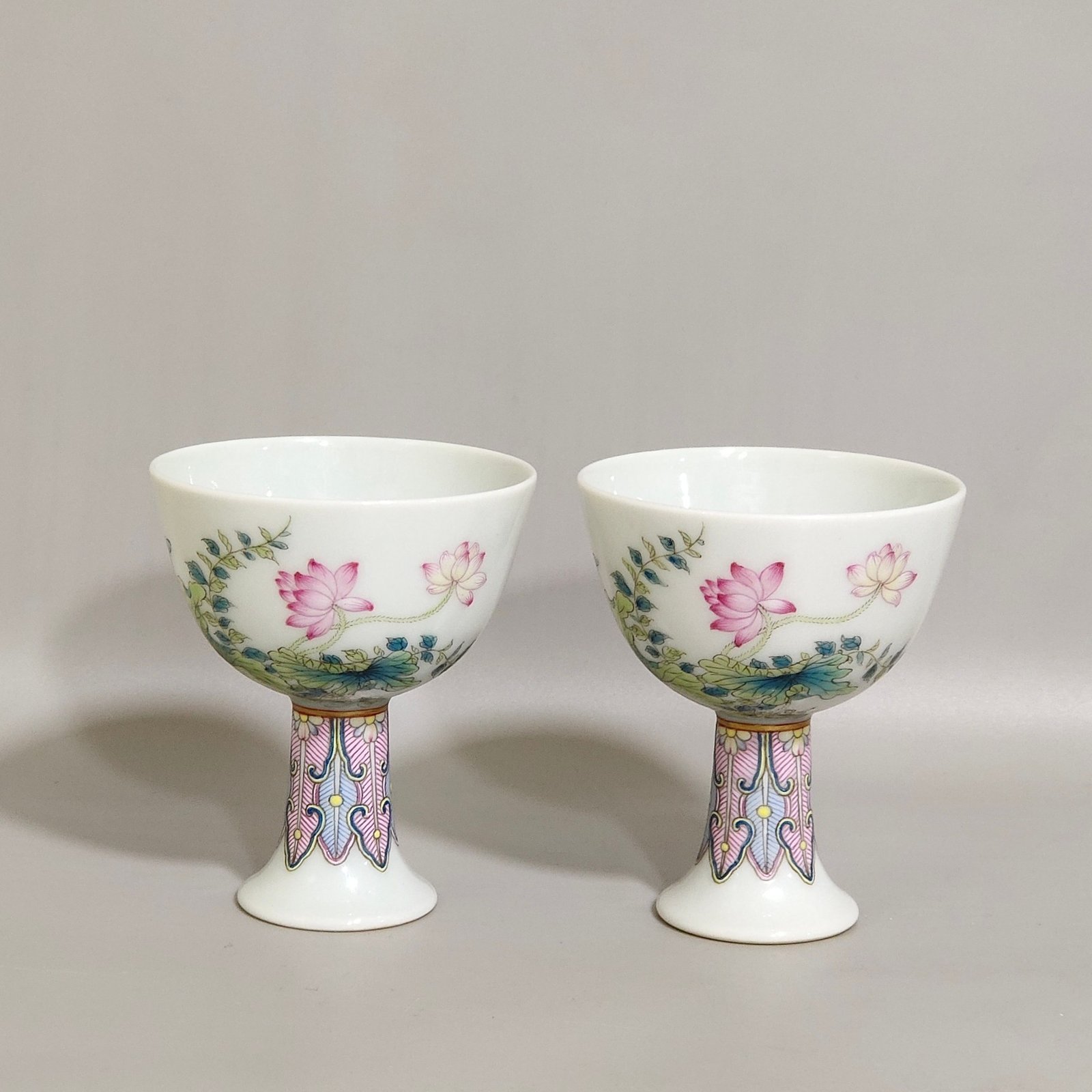 Qing Dynasty Yongzheng mandarin ducks playing in the water lotus goblet